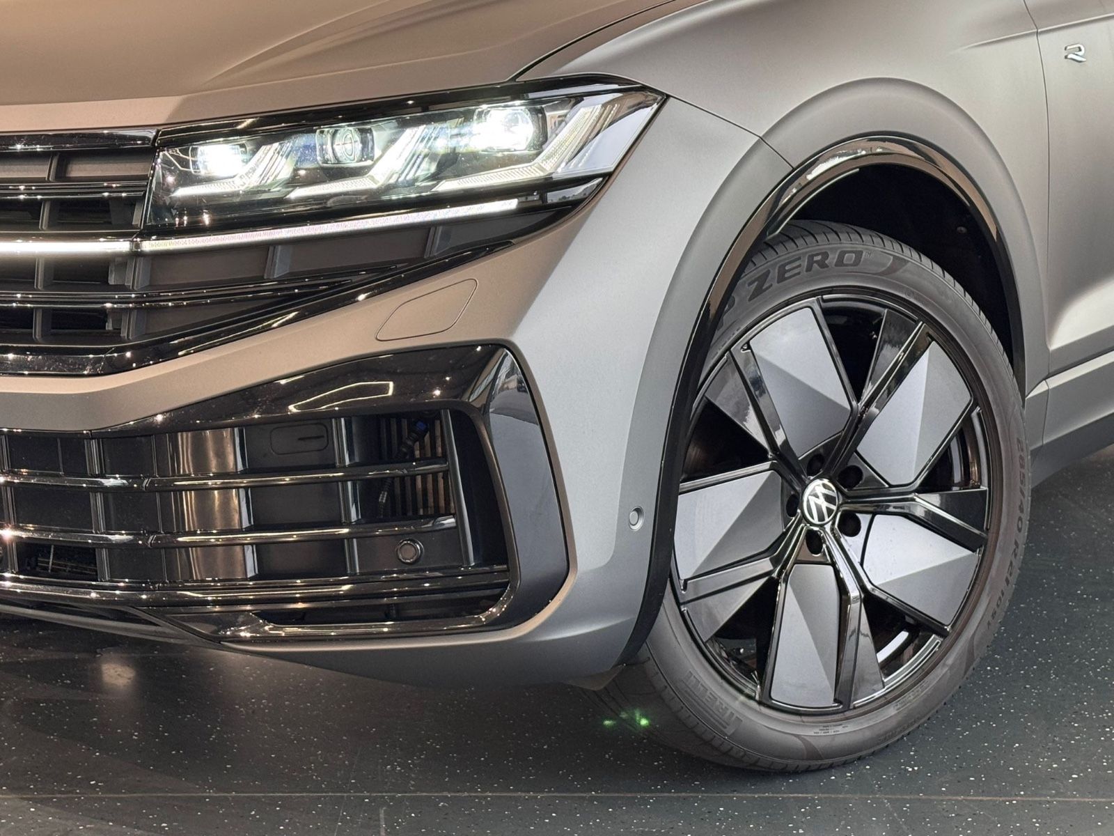 Volkswagen Touareg R 3.0 TSI eHybrid 4Motion PANO MATRIX AH foto 2