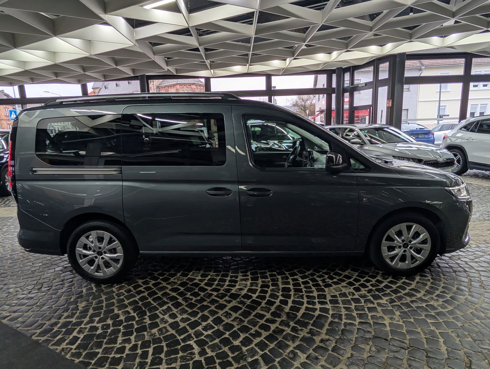 Fahrzeugabbildung Ford Grand Tourneo L2 Titanium 7-Sitze Bi-LED CAM AHK