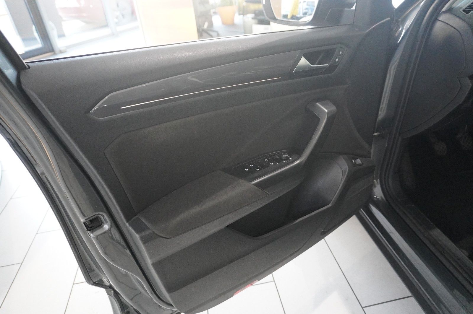 Fahrzeugabbildung Volkswagen T-Roc 1.5 TSI R-LINE SPORT NAVI/LED/KAMERA/VIRT.