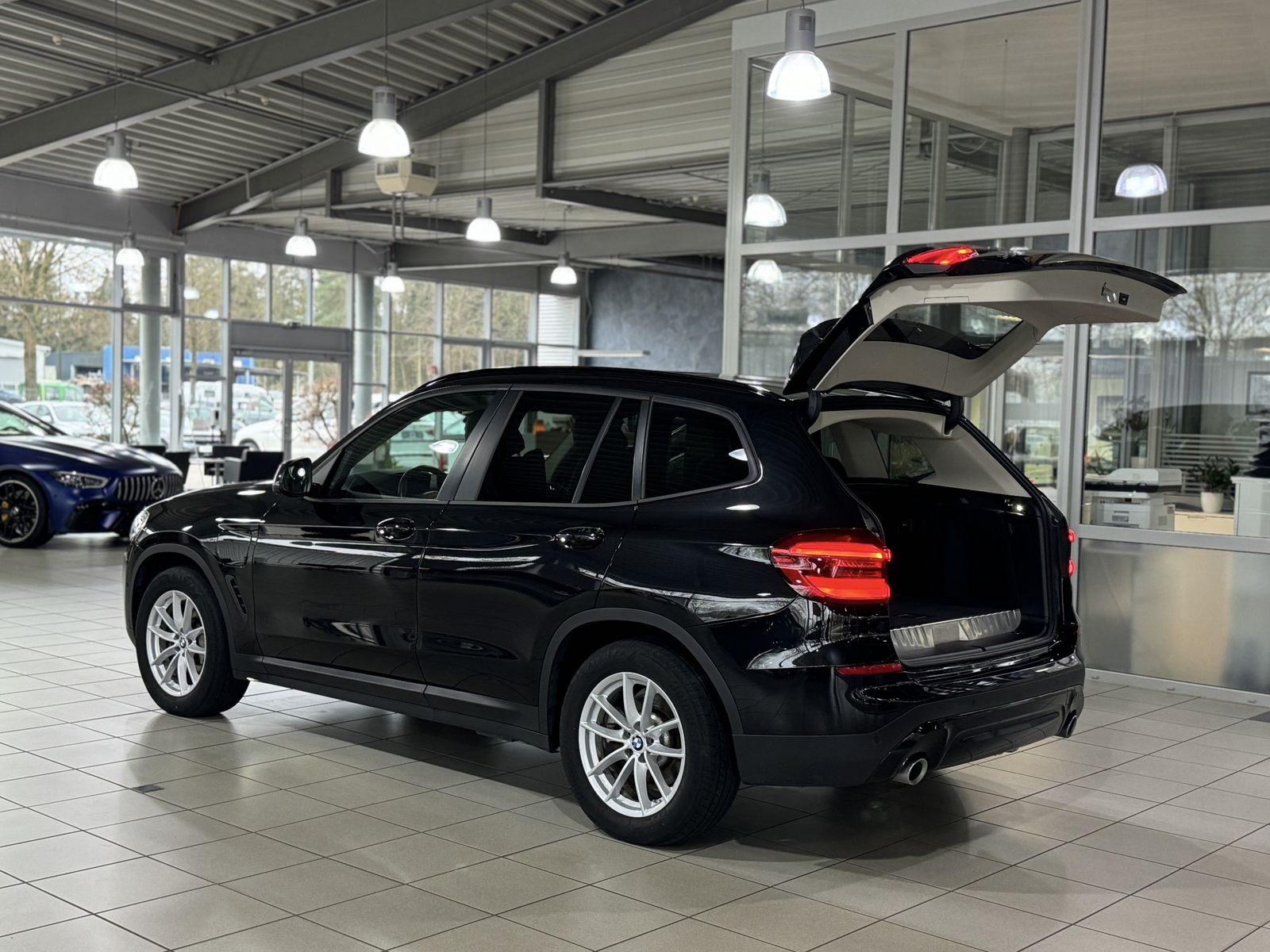 Fahrzeugabbildung BMW X3 xD30e HUD DAB HiFi PDC Alarm AHK LED Sport