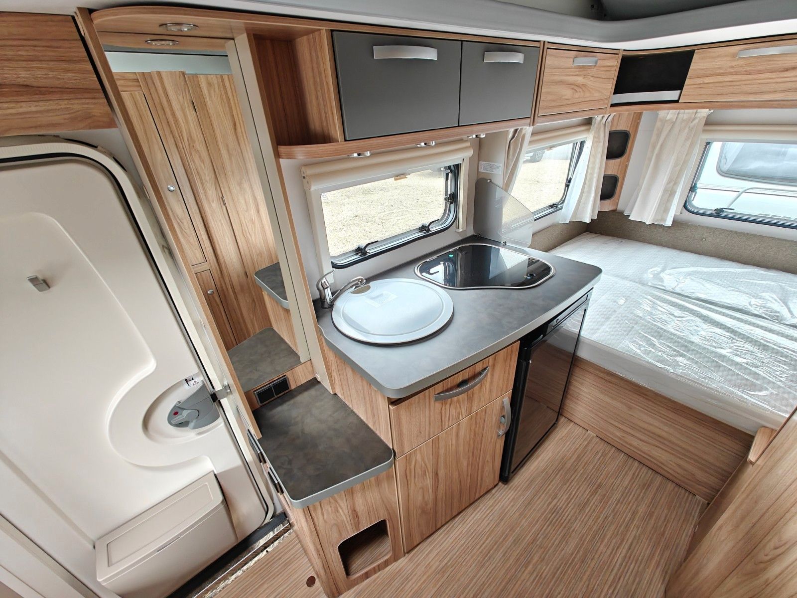 Fahrzeugabbildung HYMER / ERIBA / HYMERCAR Feeling 425 Schlafdach - JETZT 6.464€ SPAREN !!!