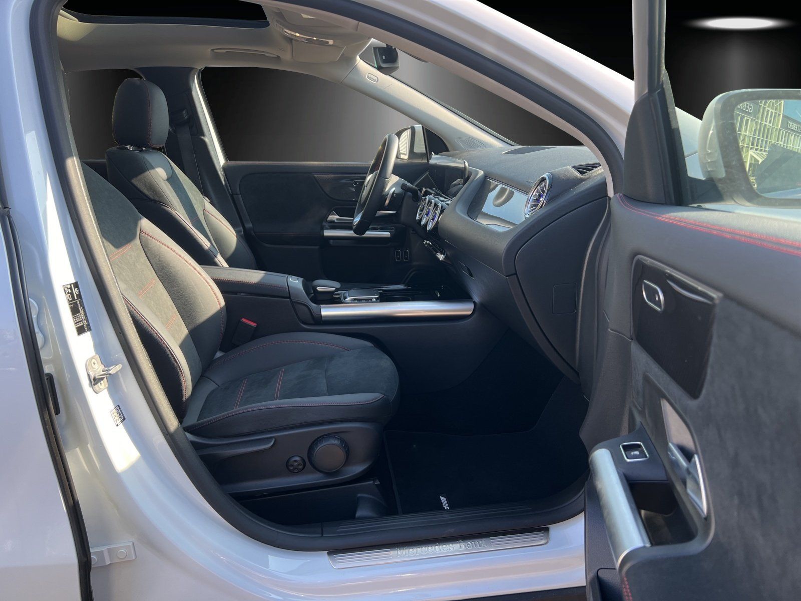 Fahrzeugabbildung Mercedes-Benz GLA250e AMG Pano LED el.Heckkl DAB Busines Kamra
