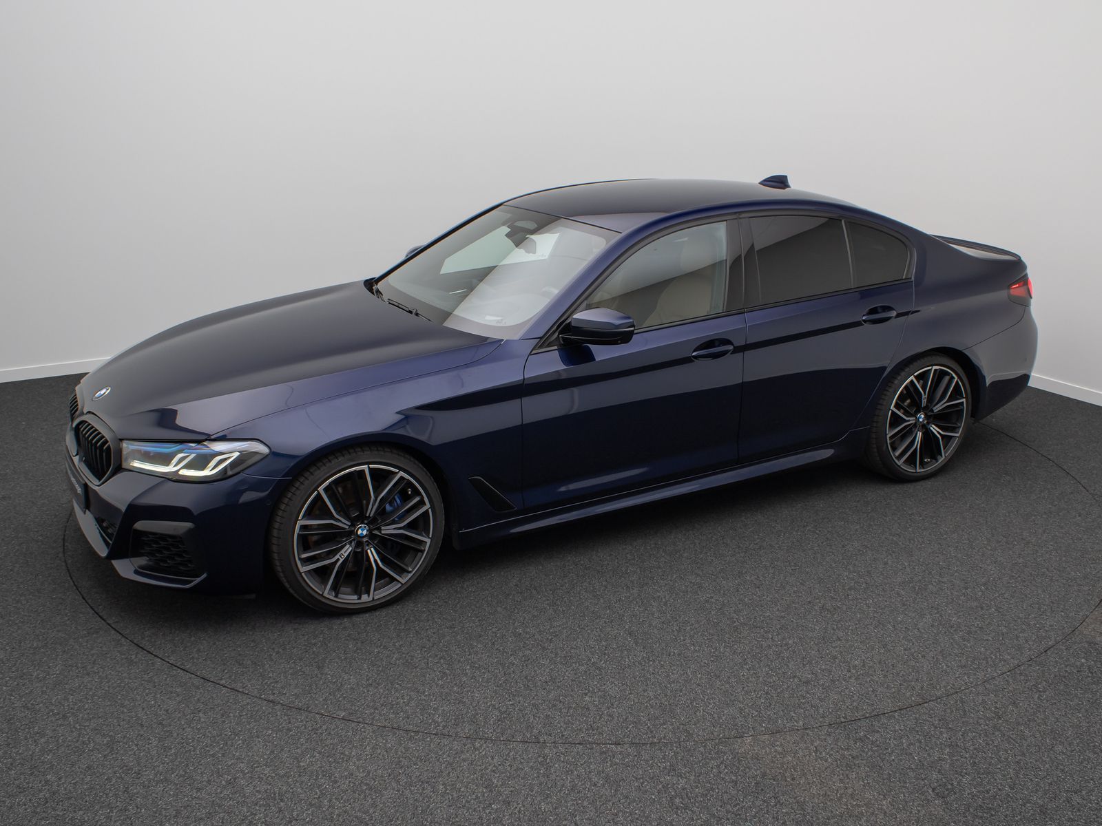 Fahrzeugabbildung BMW M550i xD B&W Laser 360°HUD DAB Komfort 20Zoll