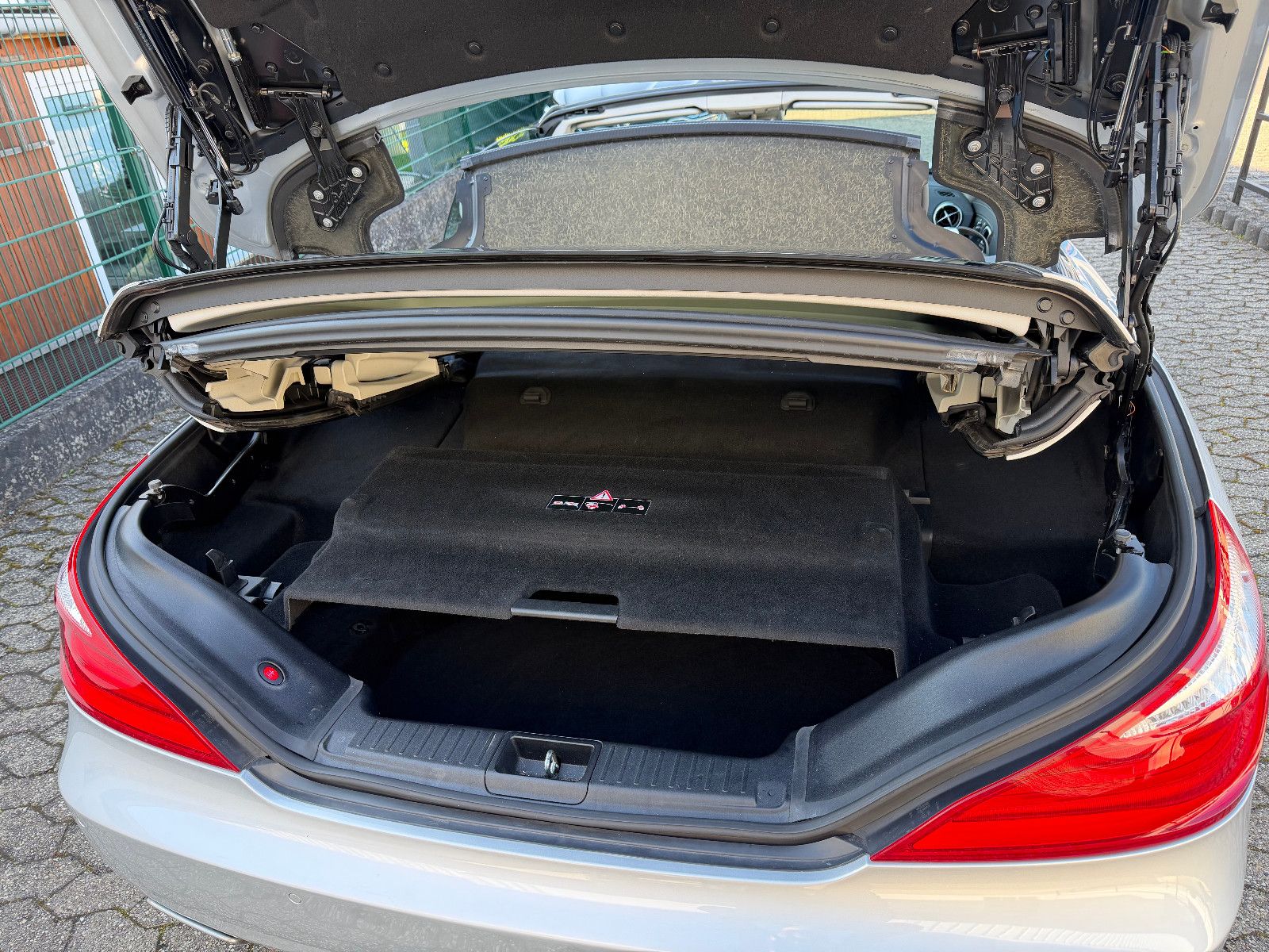Fahrzeugabbildung Mercedes-Benz SL 350 /AMG/HARMAN-KARDON/MEMORY/T-WINKEL