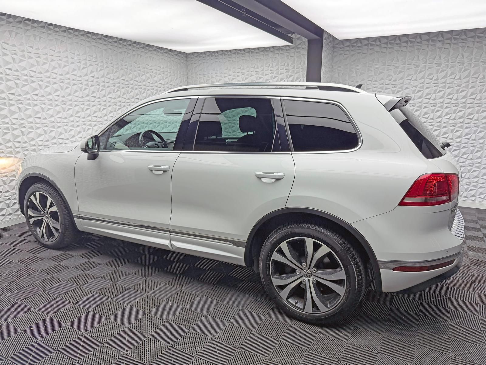 Fahrzeugabbildung Volkswagen 3.0TDI R-LINE/LUFT/4MOTION/PANO/AHK/360°/TR-TECH