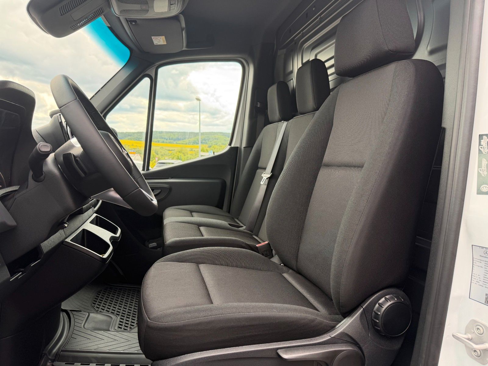 Fahrzeugabbildung Mercedes-Benz Sprinter 319 CDI 4x4 Klima AHK DISTRONIC