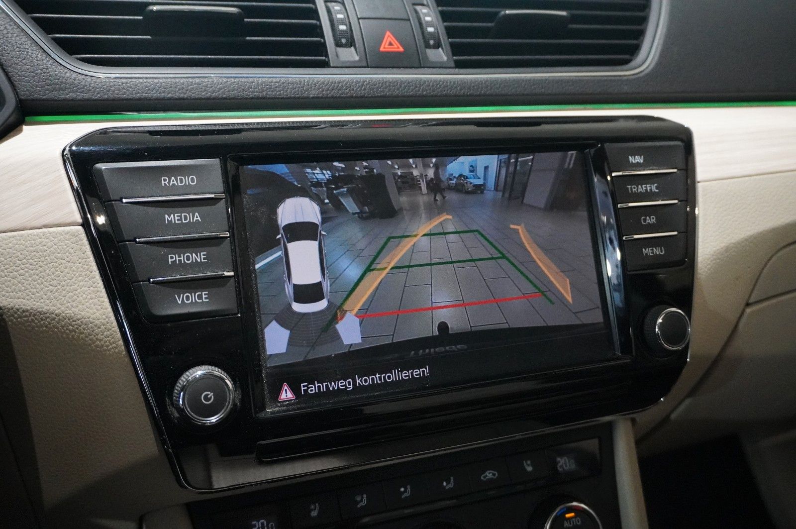 Fahrzeugabbildung SKODA Superb Lim. 2.0 TSI L&K 4X4 DSG NAVI/KAMERA/AHK