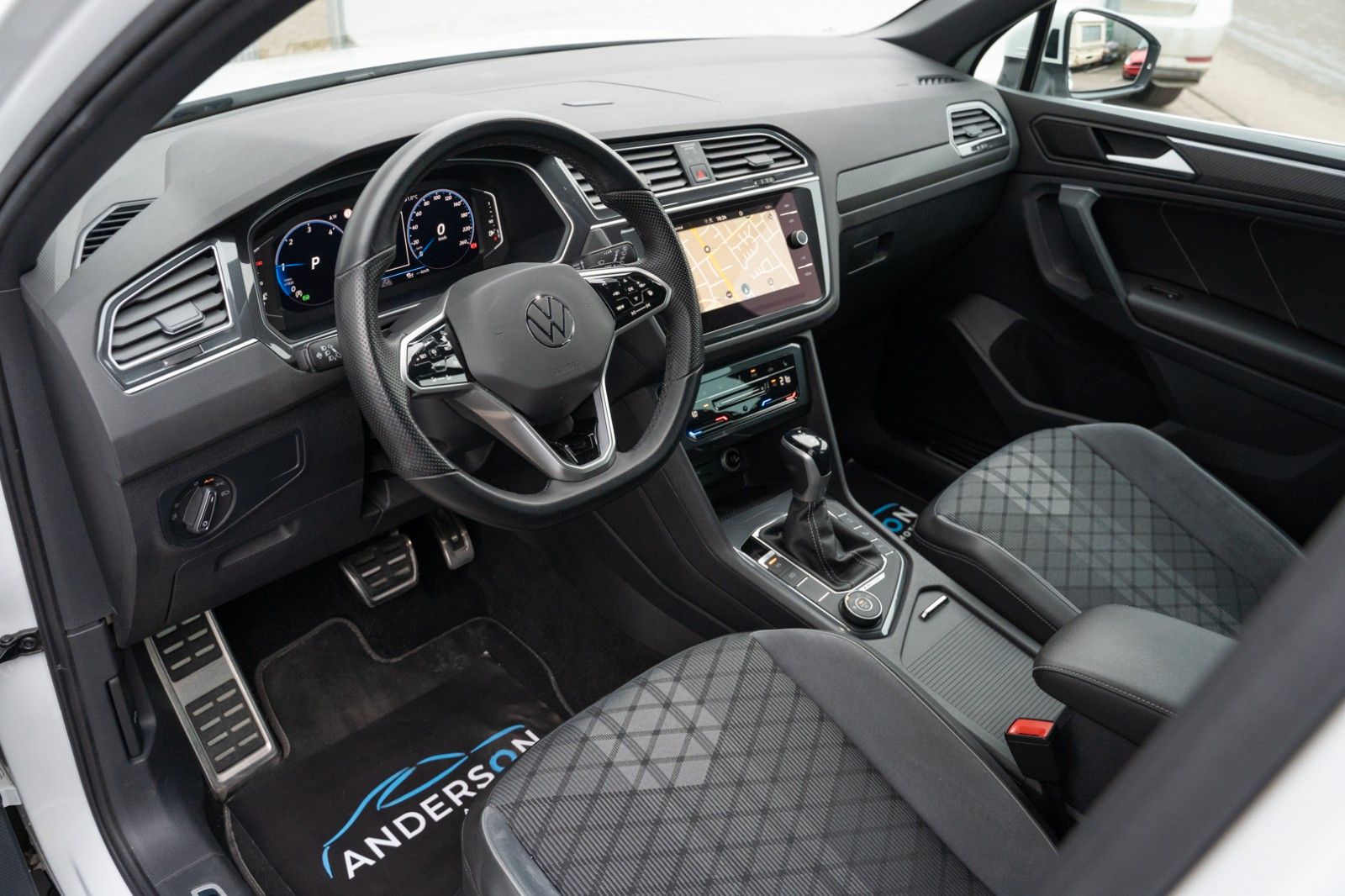 Fahrzeugabbildung Volkswagen TIGUAN 2.0 TDI R-LINE 4M MATRIX KAM DCC AHK