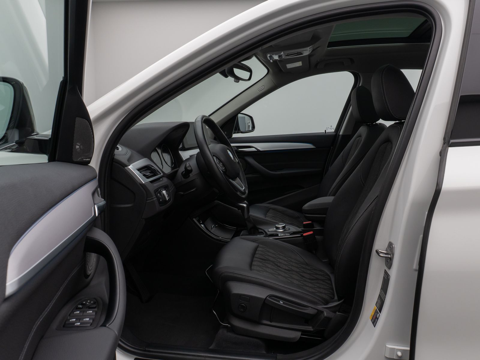 Fahrzeugabbildung BMW X1 xD25e xLine Panorama Kamera HUD DAB H/K AHK