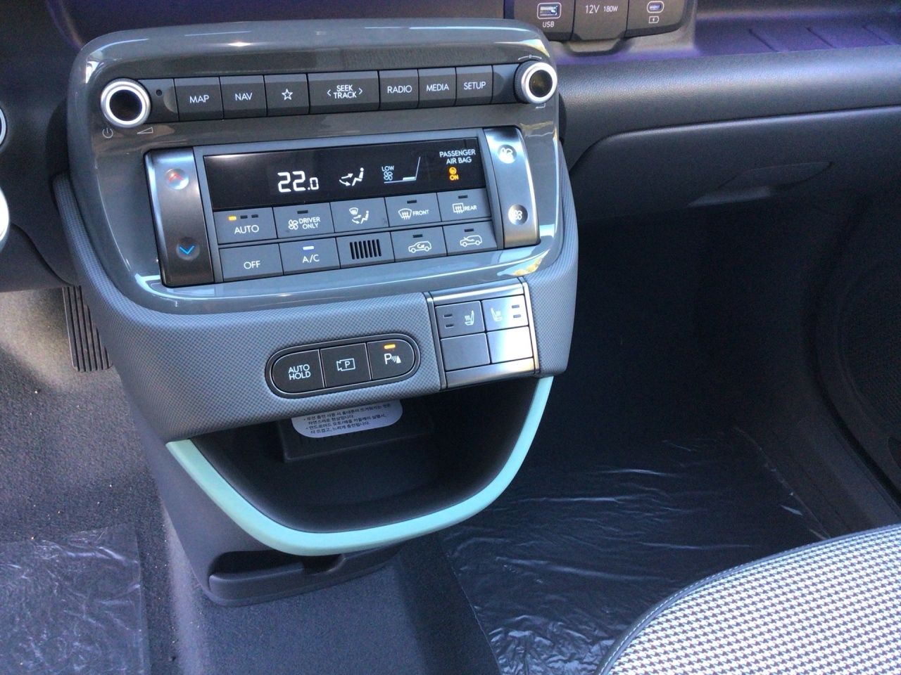Fahrzeugabbildung Hyundai INSTER LOUNGE SHZ*LHZ*NAVI*CARPLAY*USB*