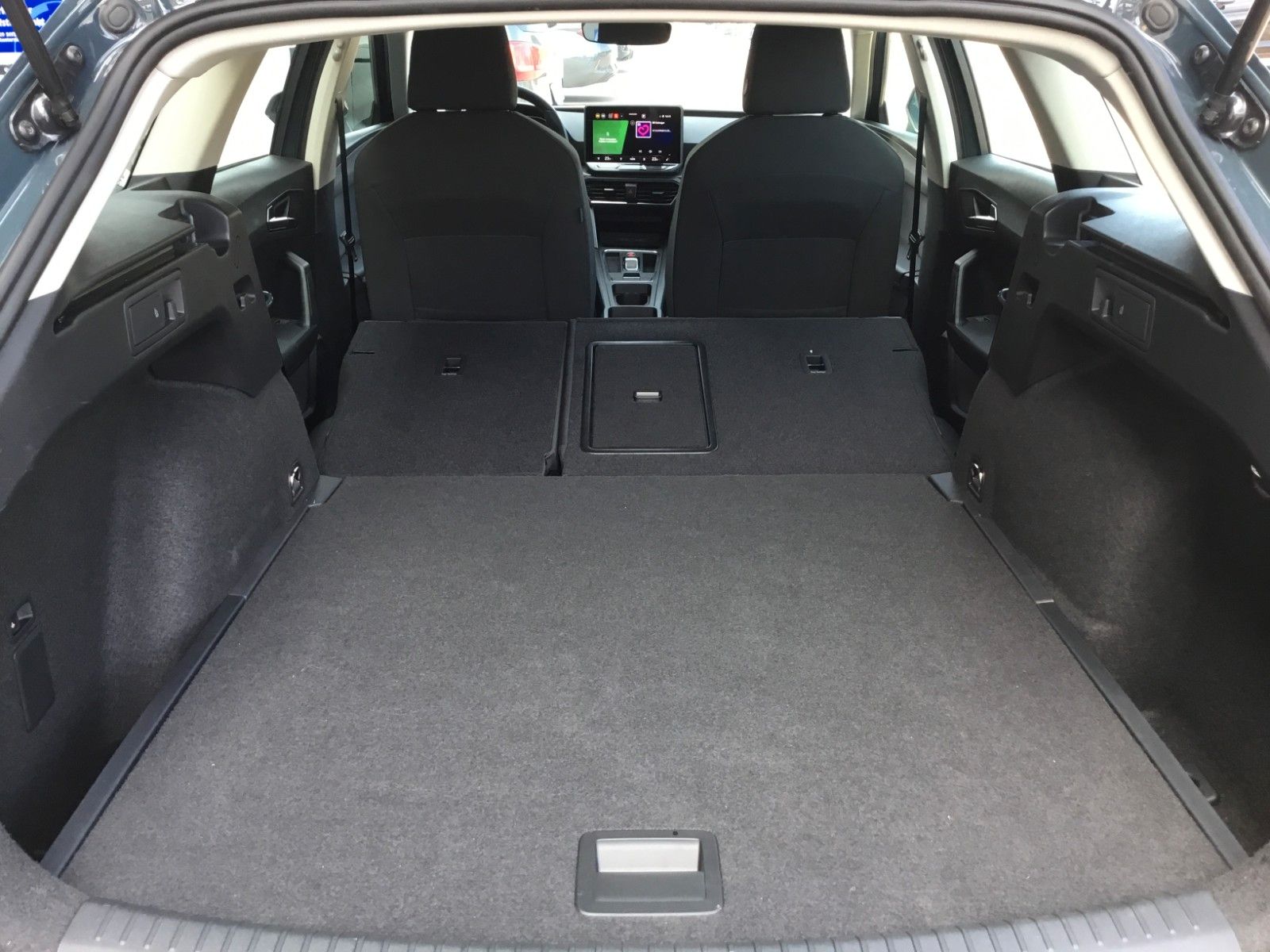 Fahrzeugabbildung SEAT Leon 1.5 eTSI Style DSG Sportstourer+LED+ACC+AHK