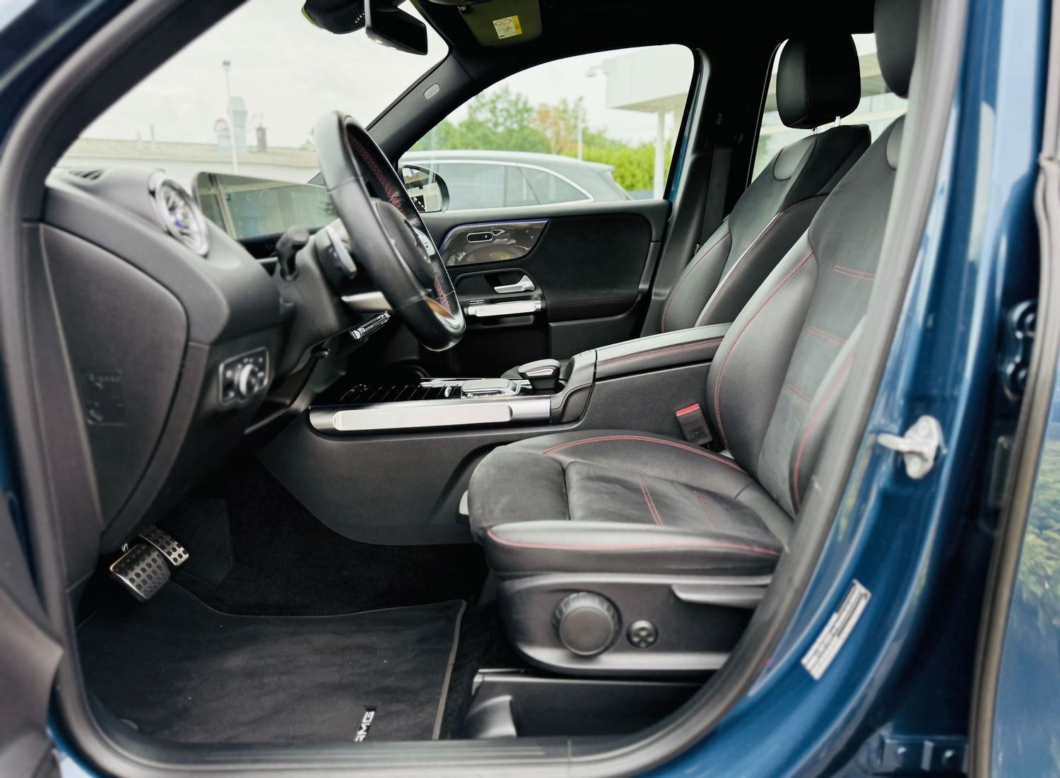 Fahrzeugabbildung Mercedes-Benz GLB 250 4M AMG, Autom., Multibeam, PTS, RFK, Nav