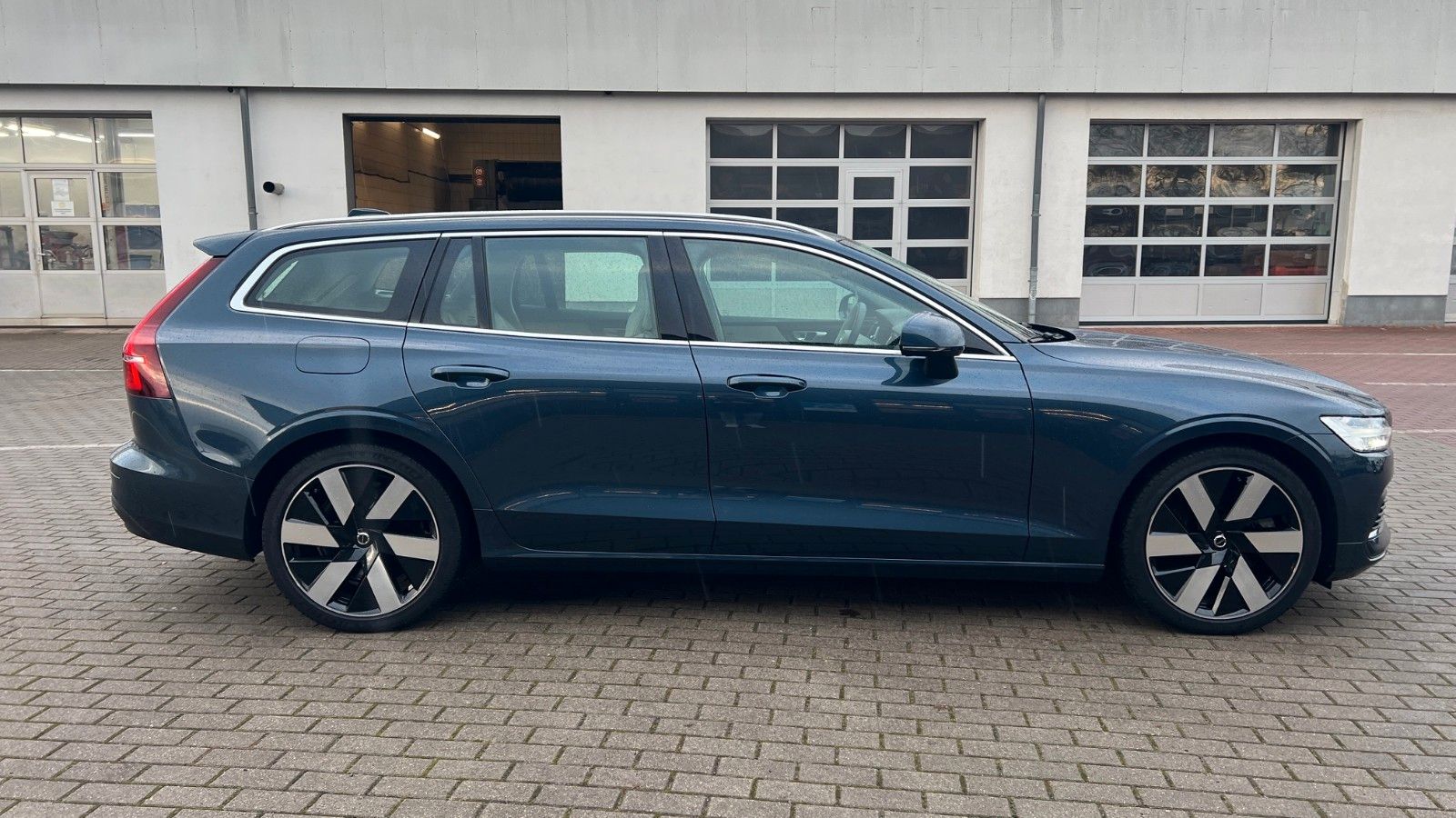 Fahrzeugabbildung Volvo V60 T6 PHEV AWD Essential *Leder*PDC*LHZG*