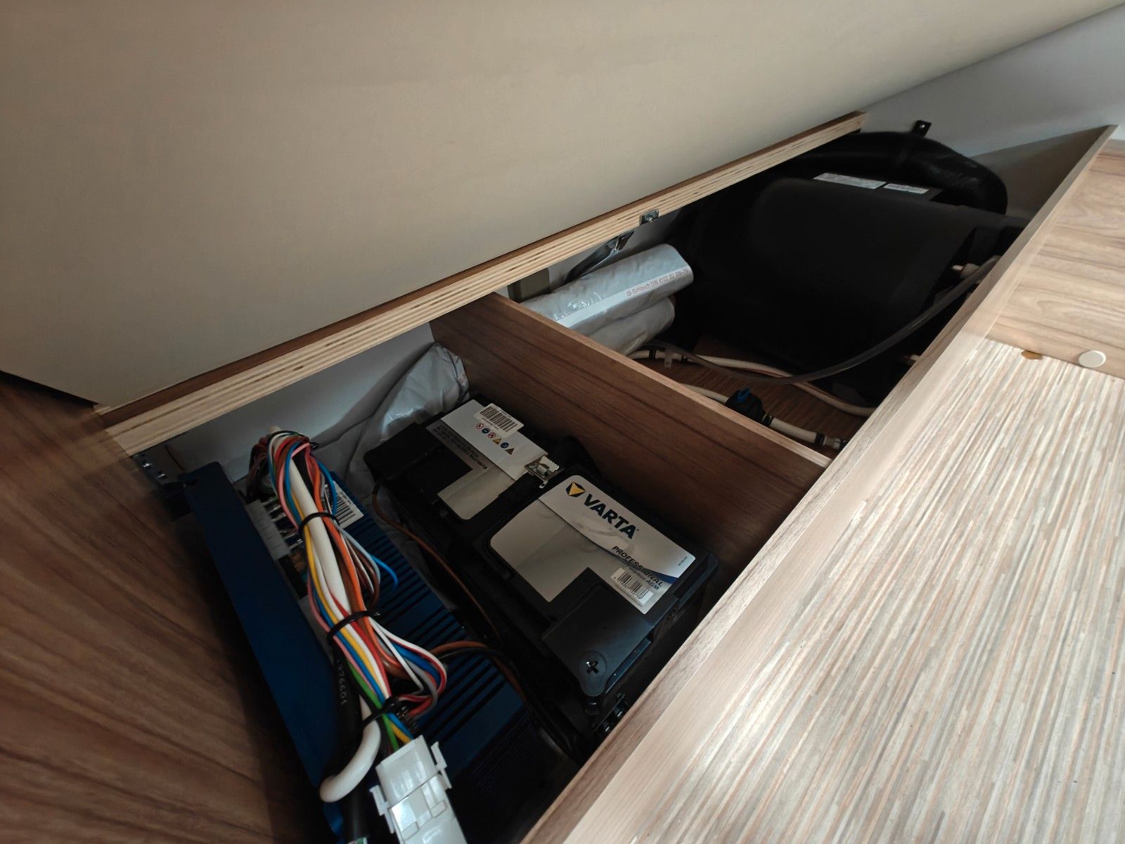 Fahrzeugabbildung HYMER / ERIBA / HYMERCAR Feeling 425 Schlafdach - JETZT 6.464€ SPAREN !!!