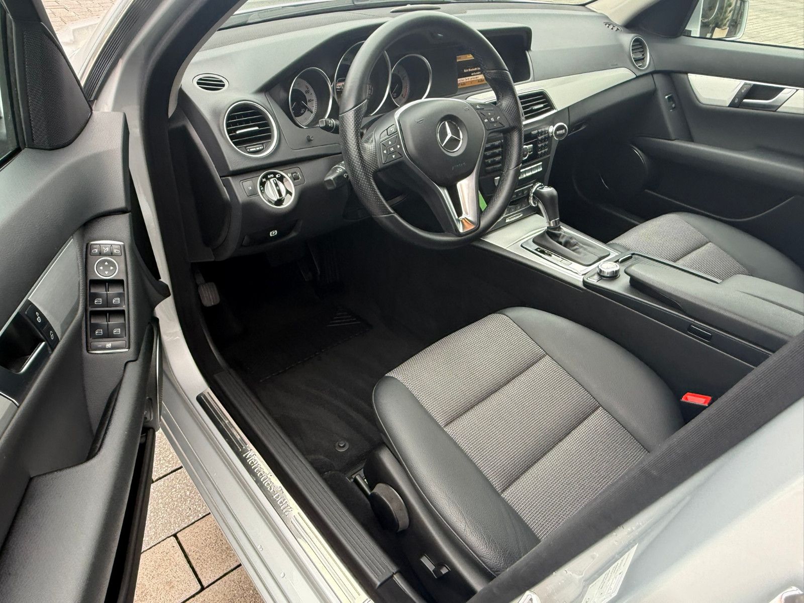 Fahrzeugabbildung Mercedes-Benz C 180 C -Klasse Lim. C 180 CGI BlueEfficiency