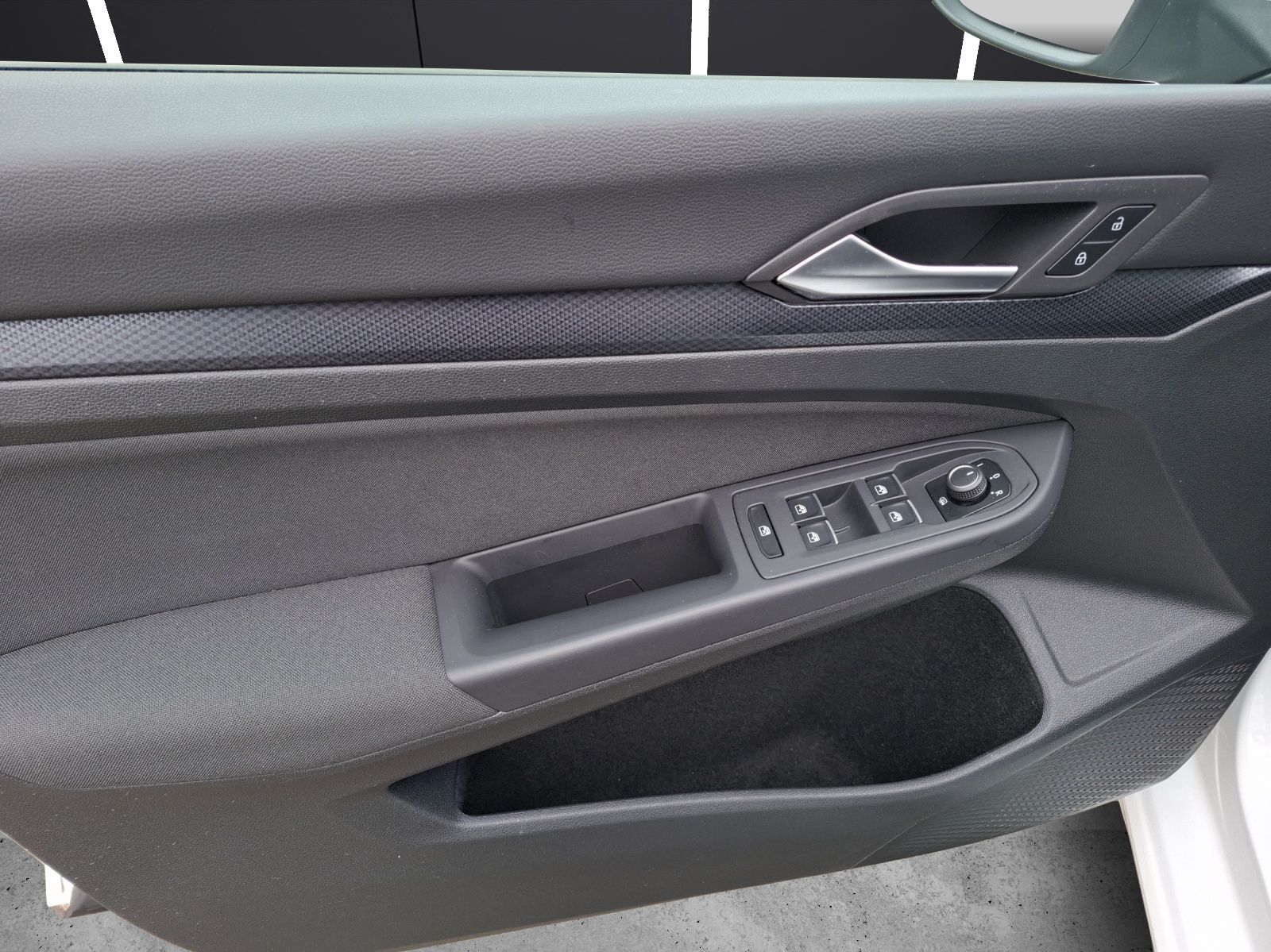 Fahrzeugabbildung Volkswagen Golf VIII TSI United LED Navi AID PDC SH LM