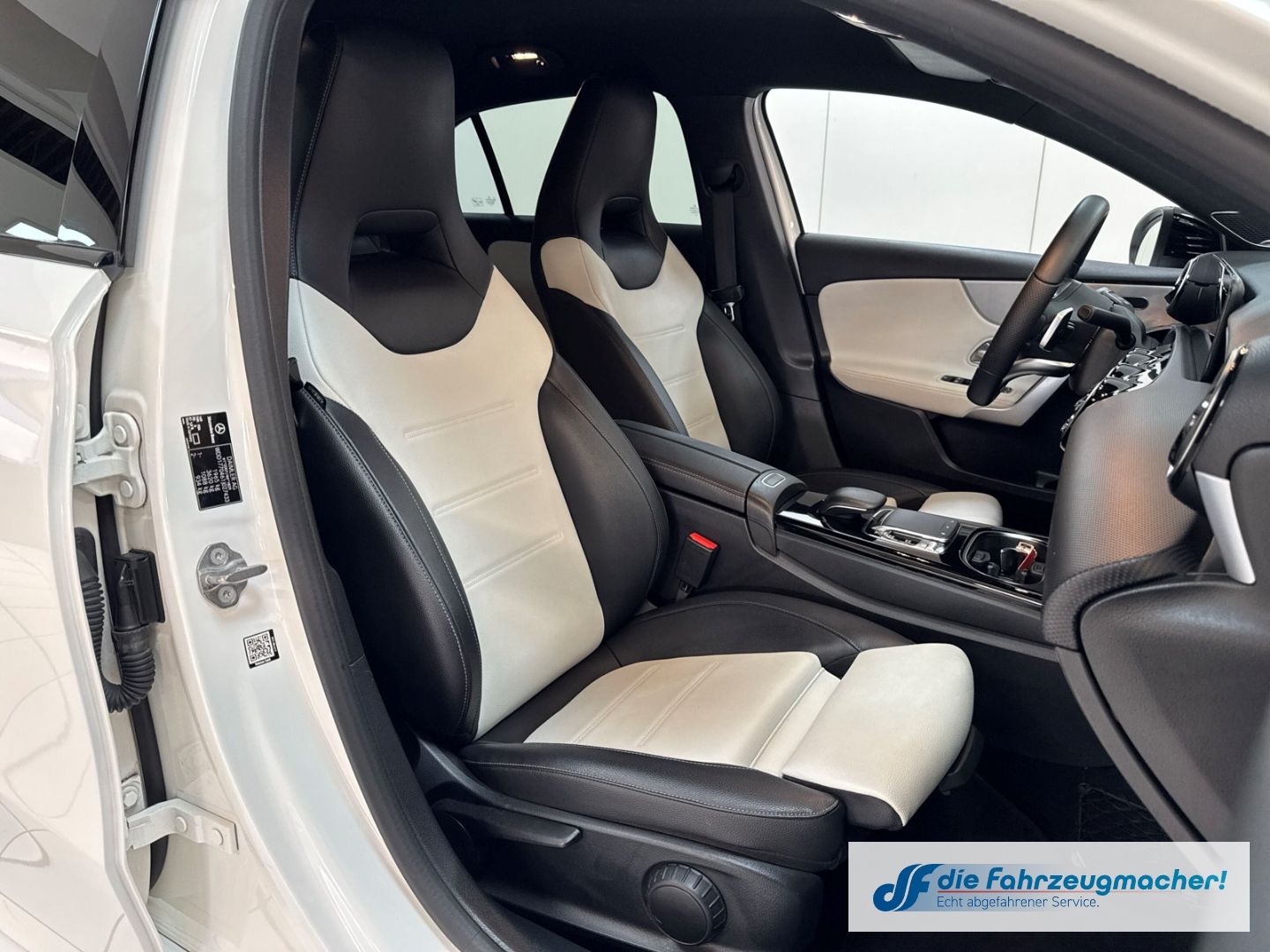 Fahrzeugabbildung Mercedes-Benz A 250 AMG Sportpaket HUD Navi Digitales Cockpit