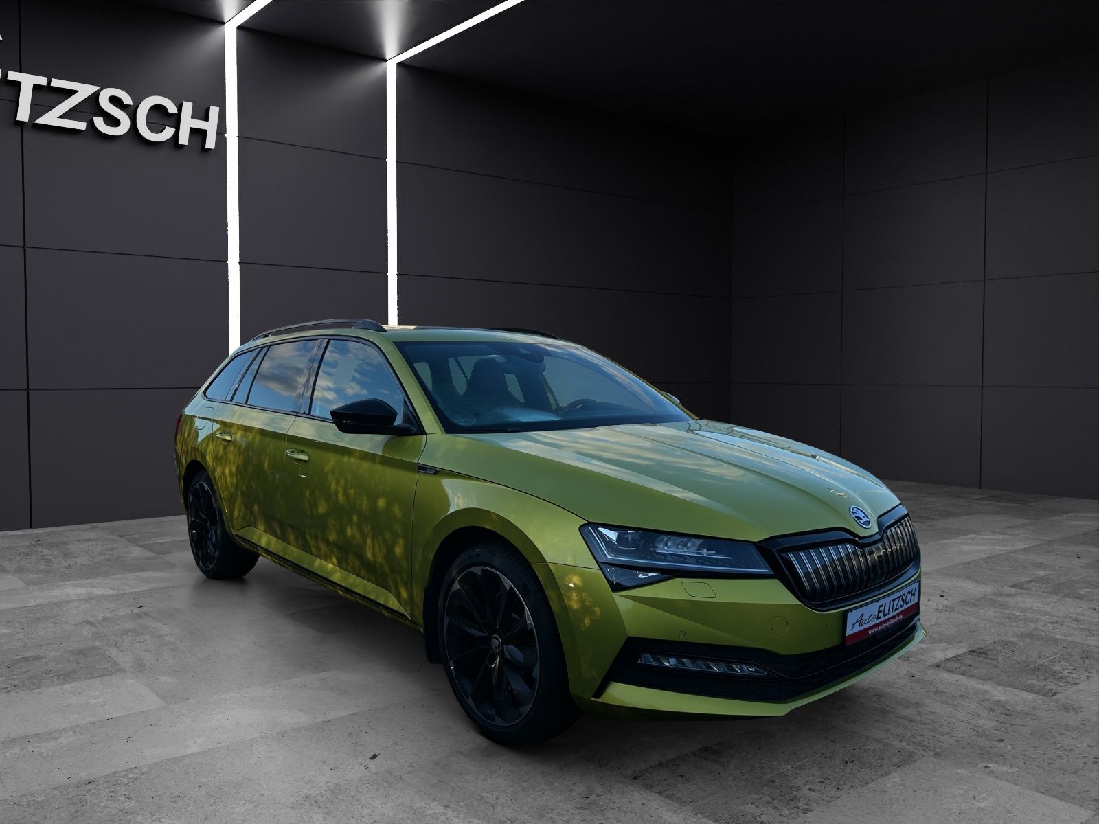Fahrzeugabbildung SKODA Superb Combi Sportline iV Matrix STH AHK SH PANO