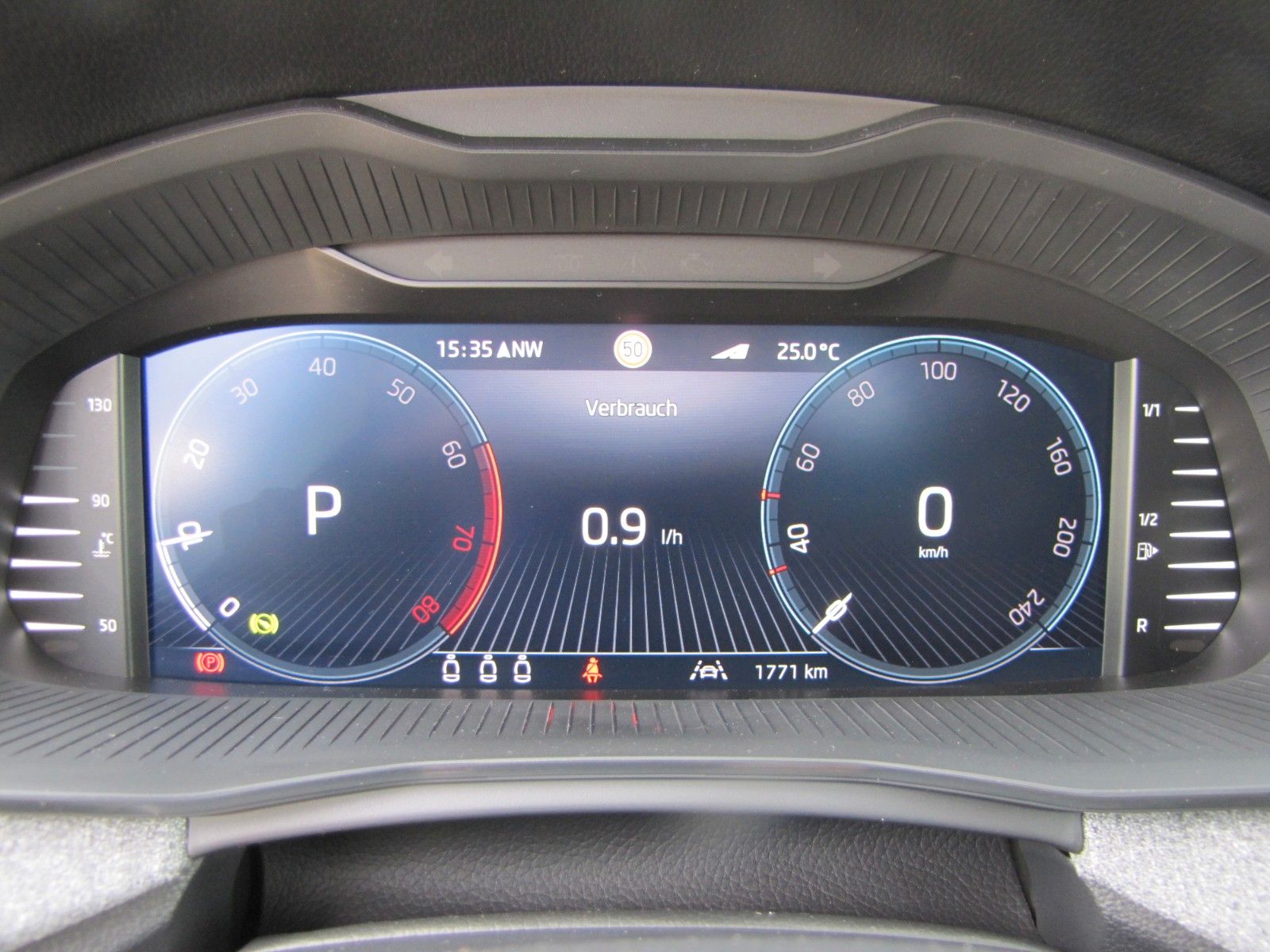 Fahrzeugabbildung SKODA Scala Tour 1.0l TSI 116PS 7-Gang-DSG AHK