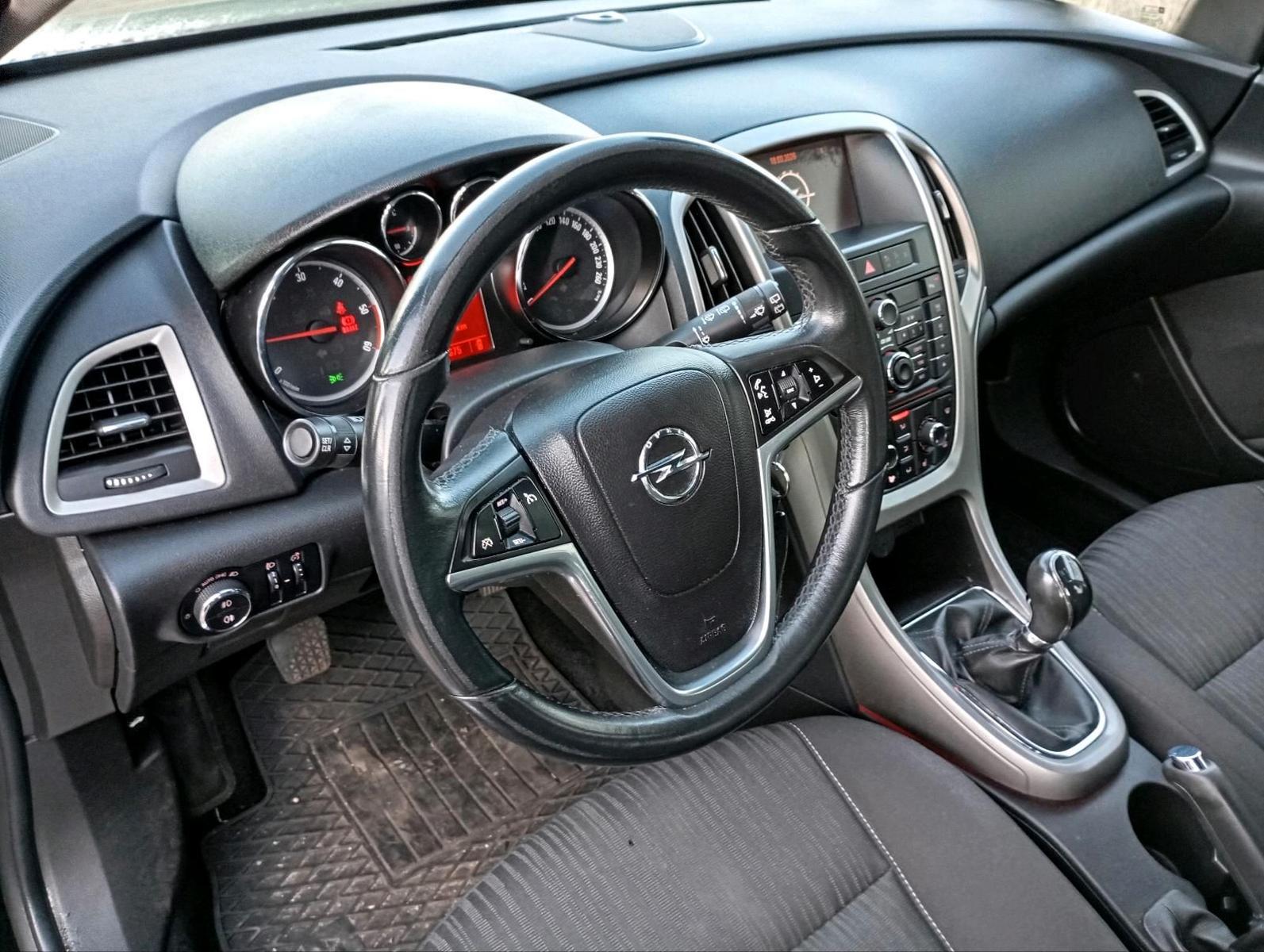 Opel Astra 2011 — photo 5