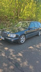 Mercedes-Benz Mercedes E220T w124 - Mercedes-Benz E 220 mit Benzin-Antrieb: Kombi, Automatik
