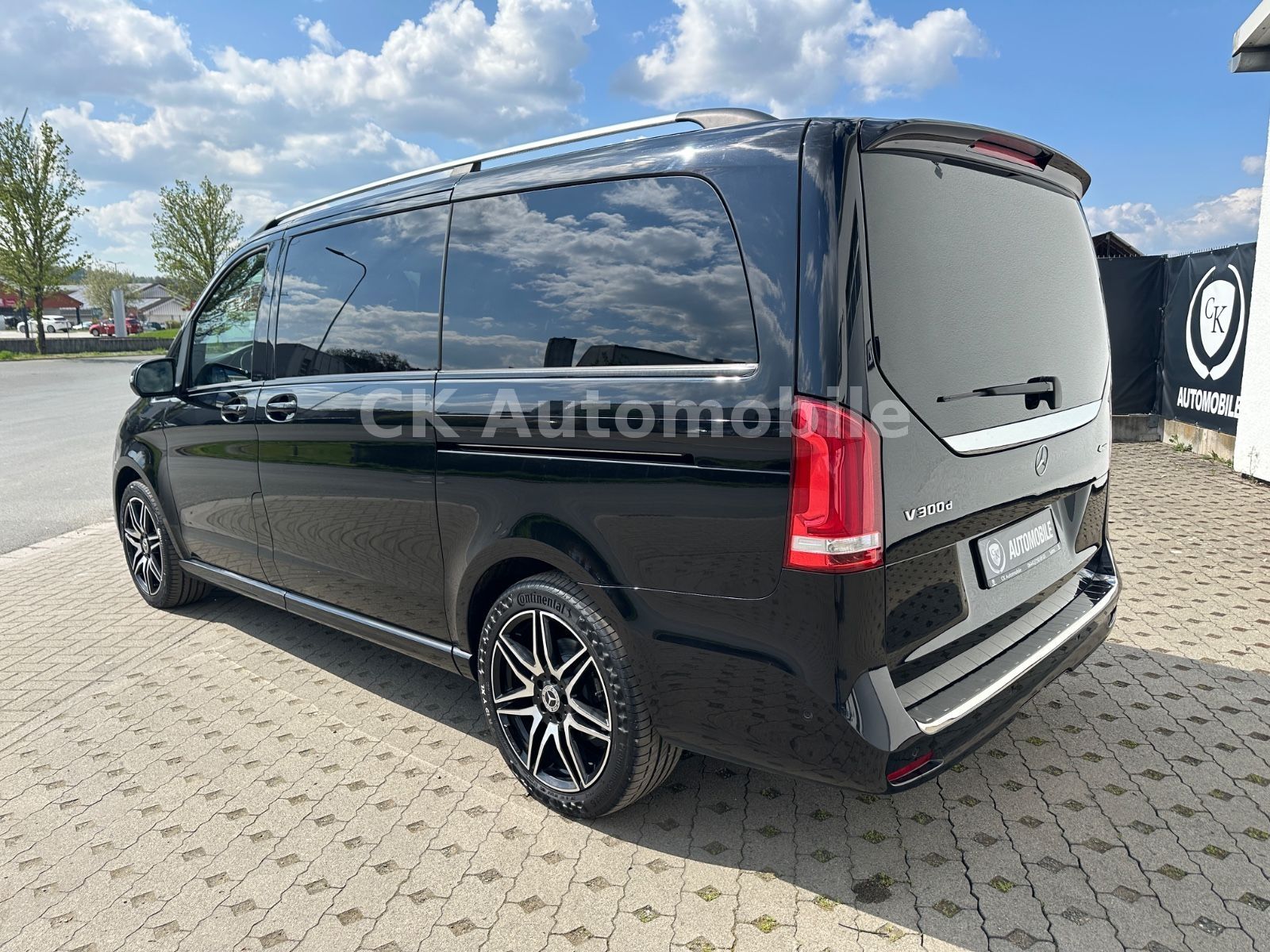 Fahrzeugabbildung Mercedes-Benz V 300d 4 Matic AVANTGARDE AMG-Line/6 Sitze/Pano