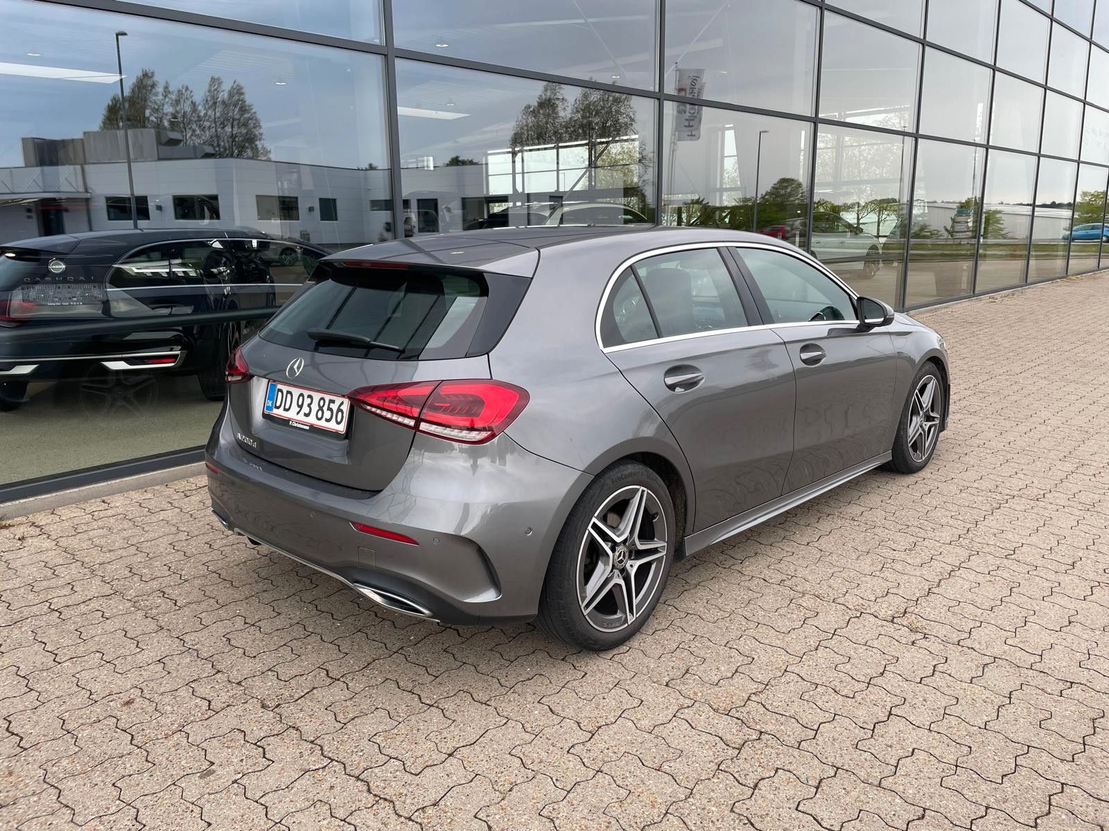 Mercedes-Benz A 200 d AMG, ACC, OEM Swivelling tow bar foto 3