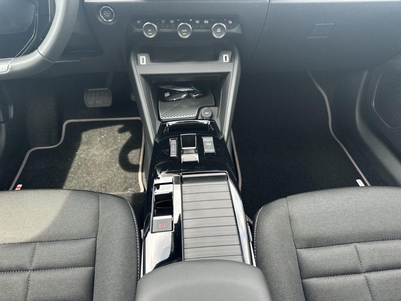 Fahrzeugabbildung Citroën C4 Hybrid 145 Doppelkupplung 6-Gang COLLECTION