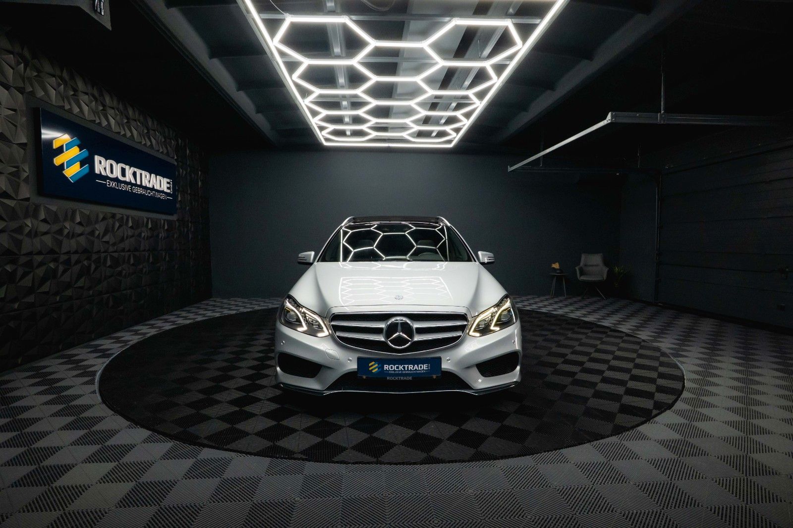 Fahrzeugabbildung Mercedes-Benz E 500 V8 CGI AMG Sport *Airmatic*Pano*ACC*H&K*