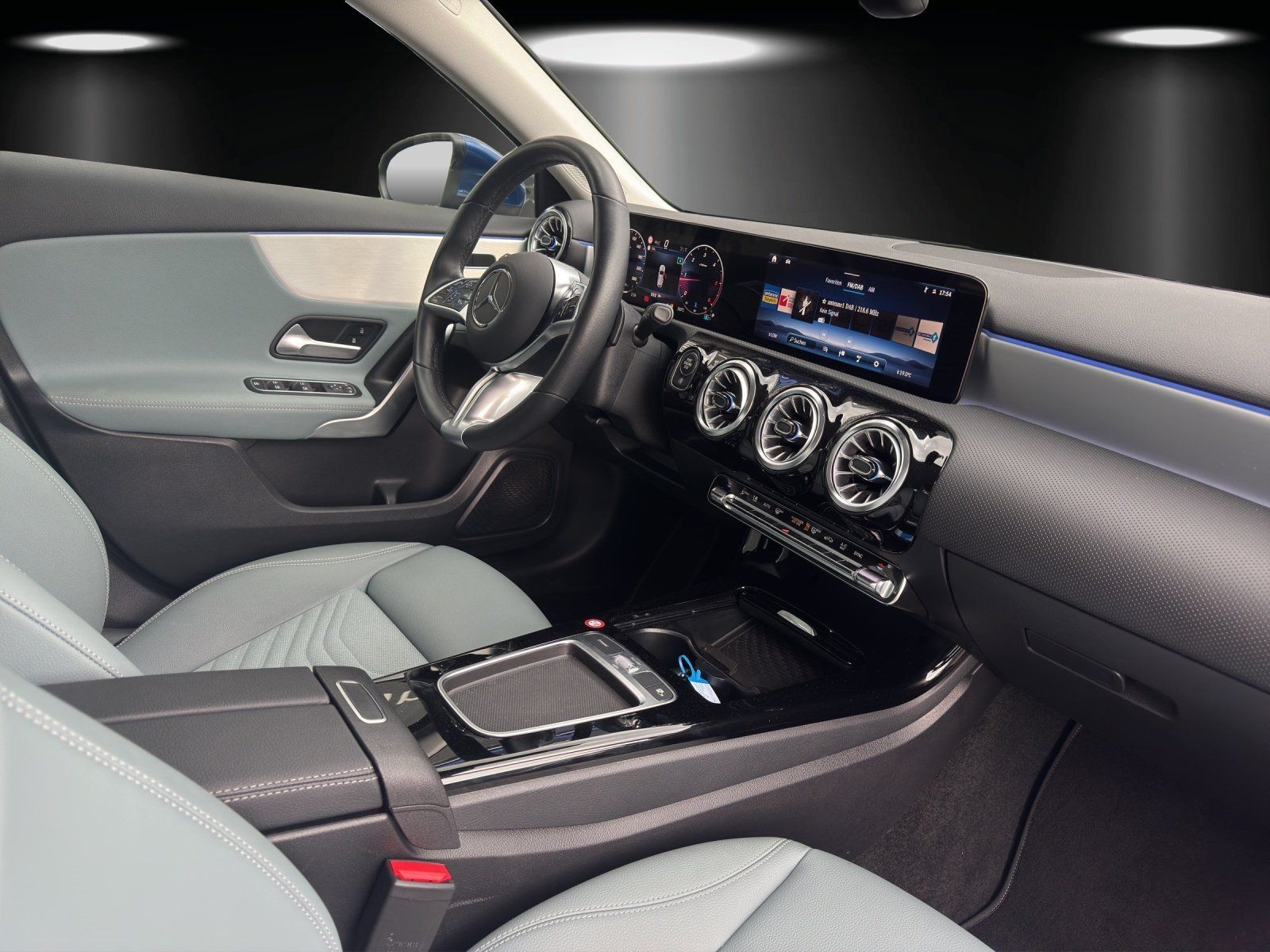 Fahrzeugabbildung Mercedes-Benz A 180d Progressive Advanced+ DISTRO MLED AHK DWA