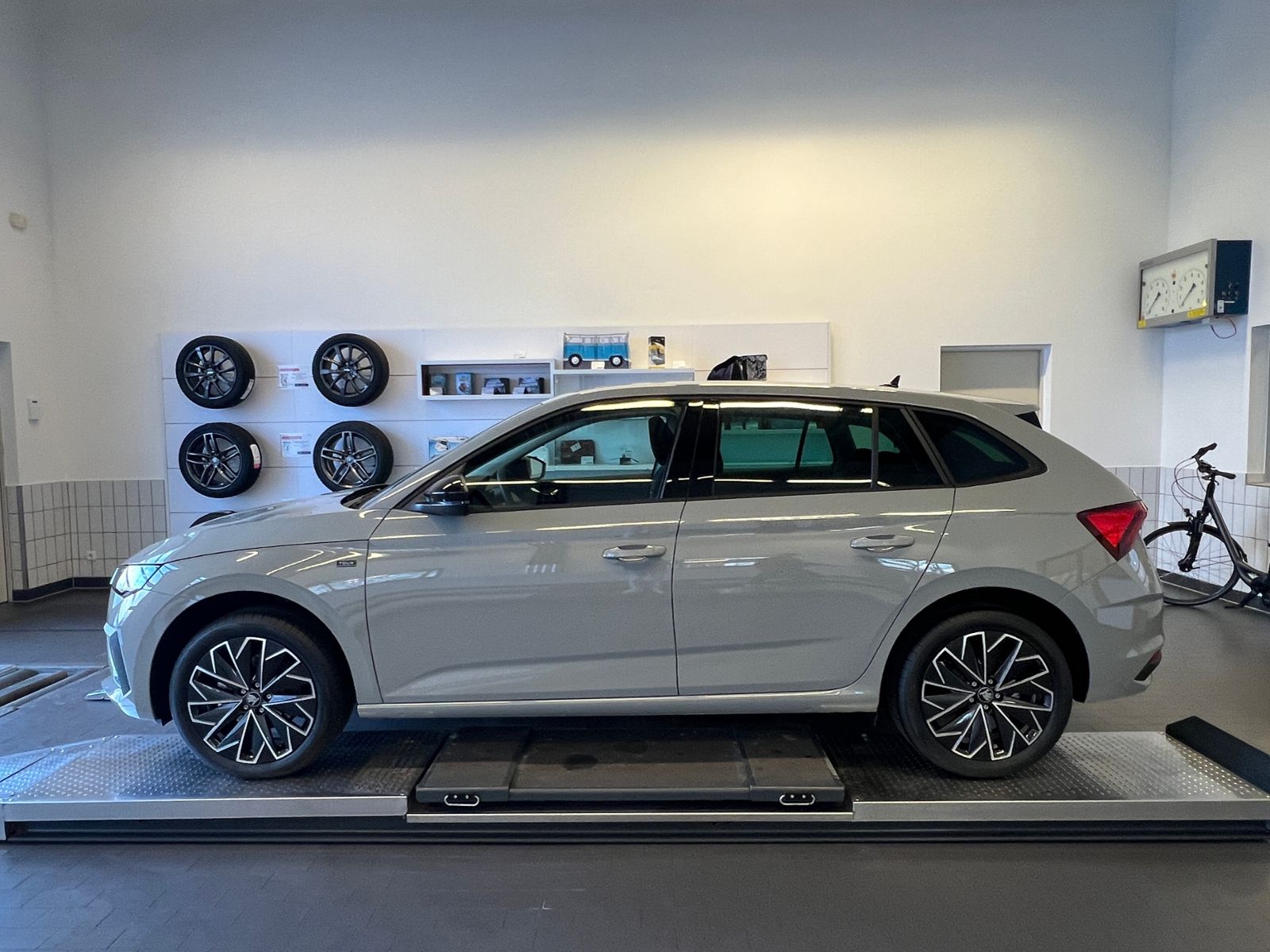 Fahrzeugabbildung SKODA Scala TOUR 1.0 TSI DSG *AHK, Black-Paket, Matrix