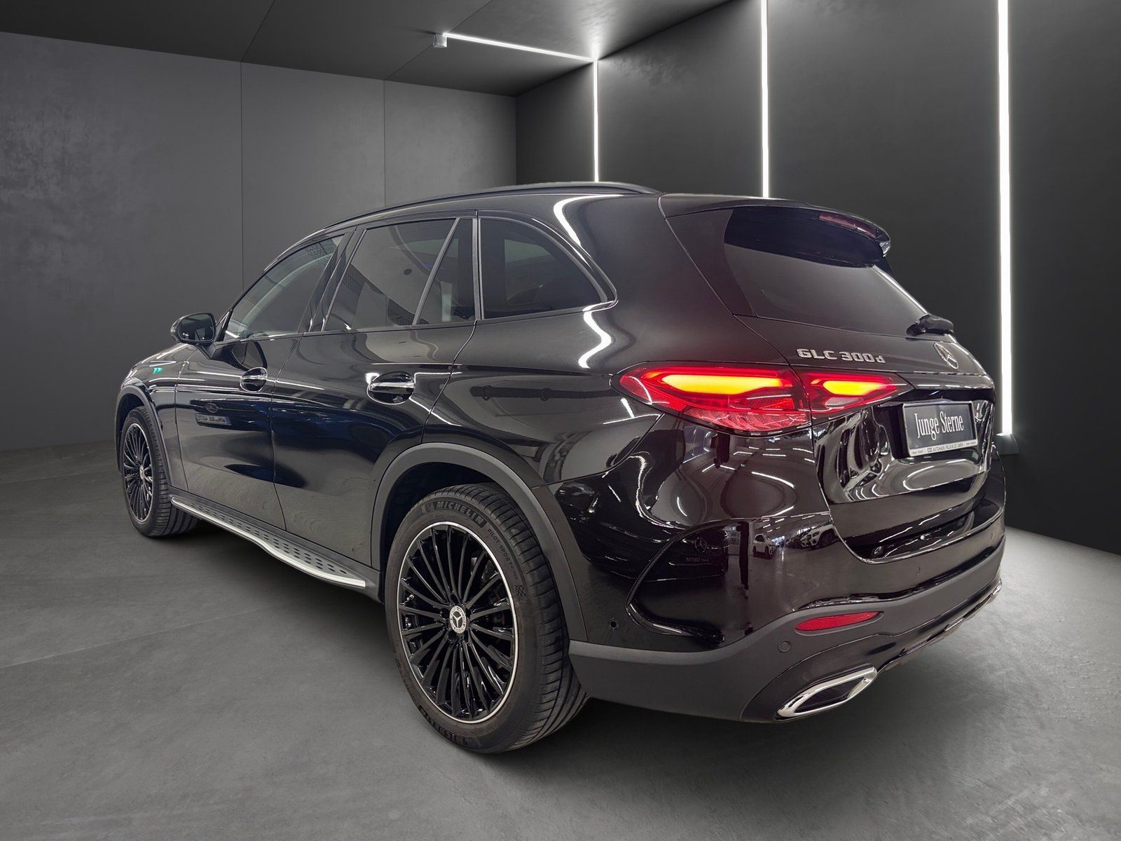 Fahrzeugabbildung Mercedes-Benz GLC 300 d 4M AMG*Airmatic*AHK*HUD*Pano*20"*Distr