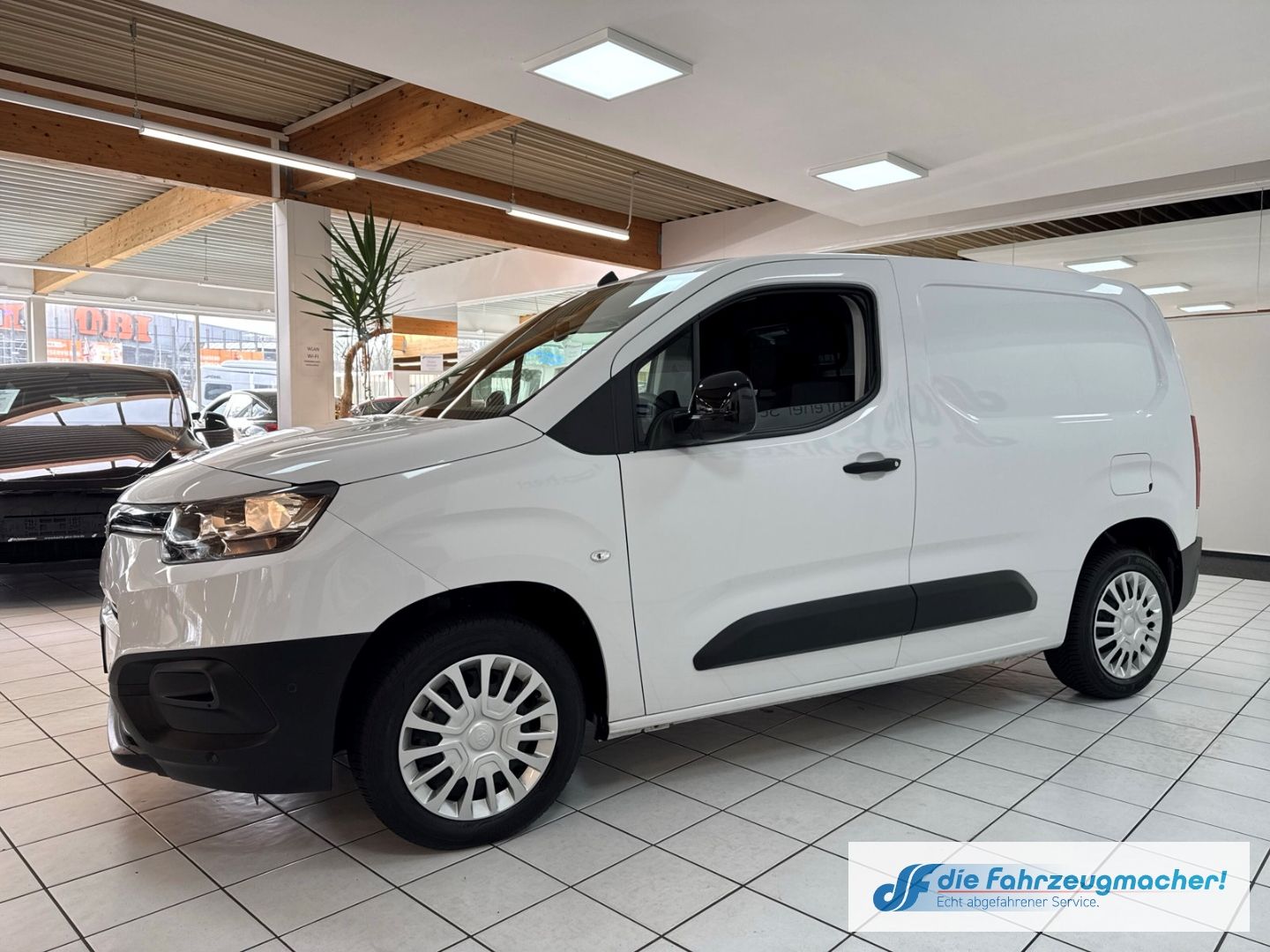 Fahrzeugabbildung Toyota Proace City L1 Meister Navi Apple CarPlay Androi