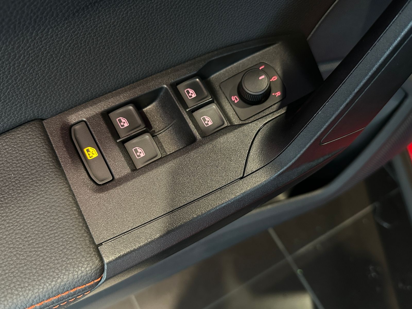 Fahrzeugabbildung SEAT ARONA 1.5 TSI FR AHK ACC LED NAV SHZ