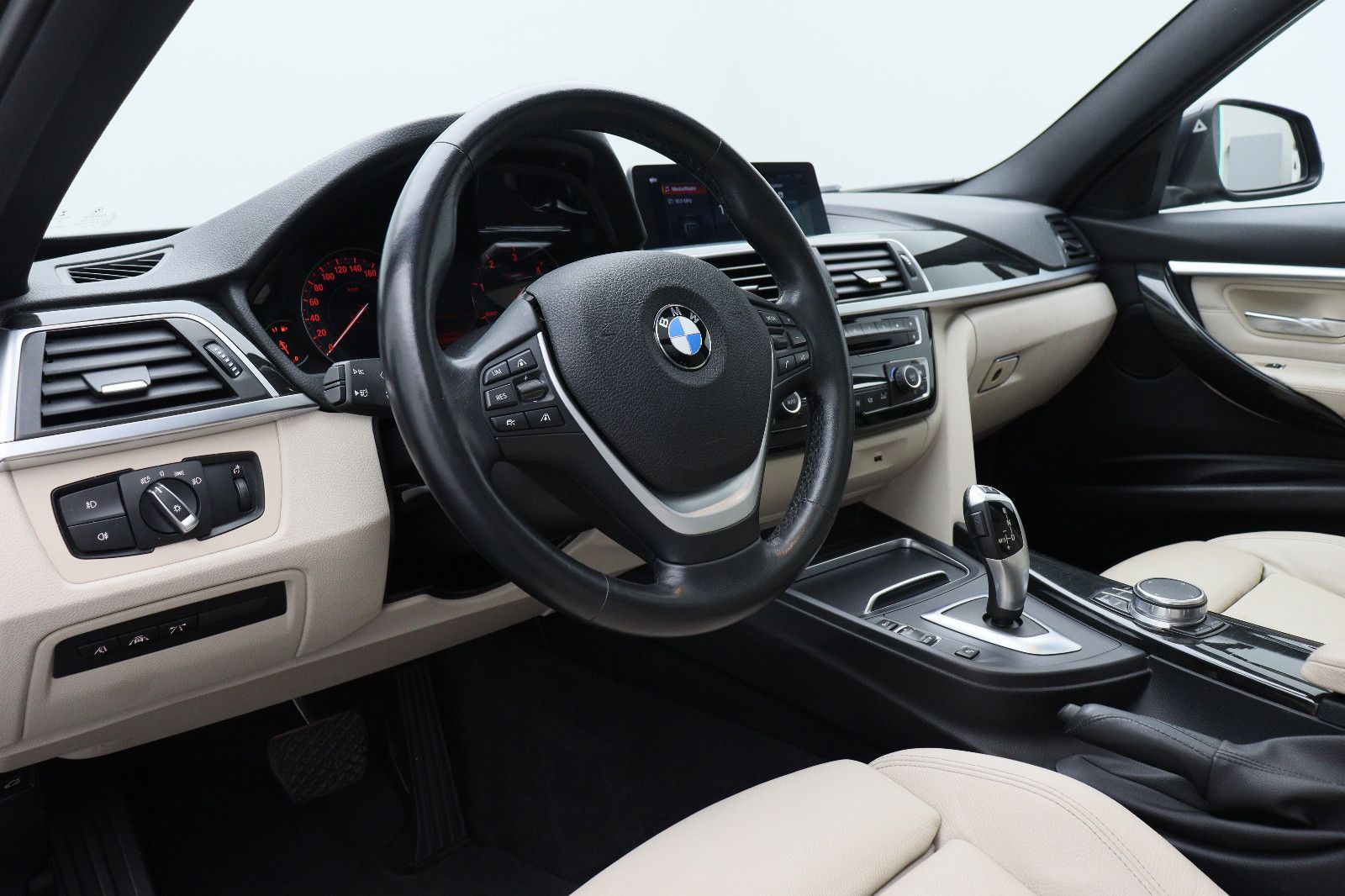Fahrzeugabbildung BMW 320d Touring Luxury Leder AHK ACC Panorama