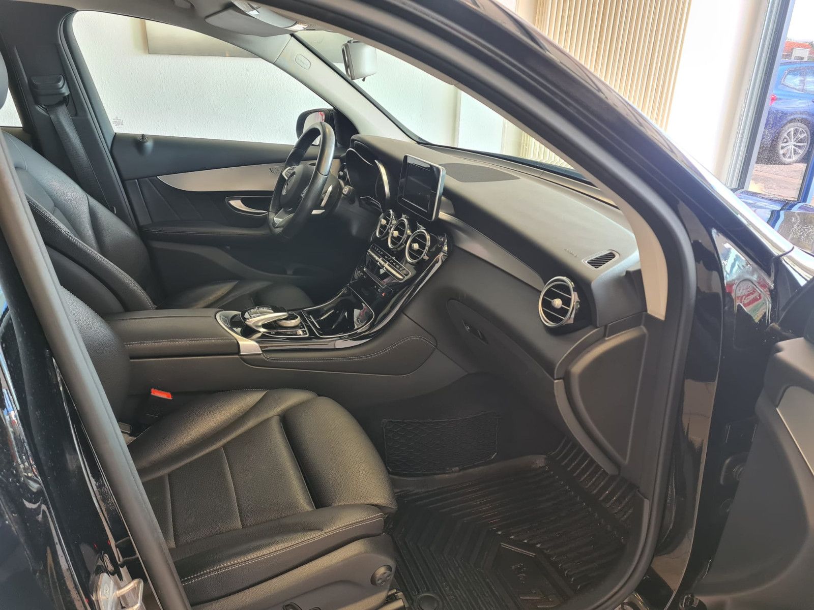 Fahrzeugabbildung Mercedes-Benz GLC 220 4Matic/LEDER/NAVI/SCHECKHEFT