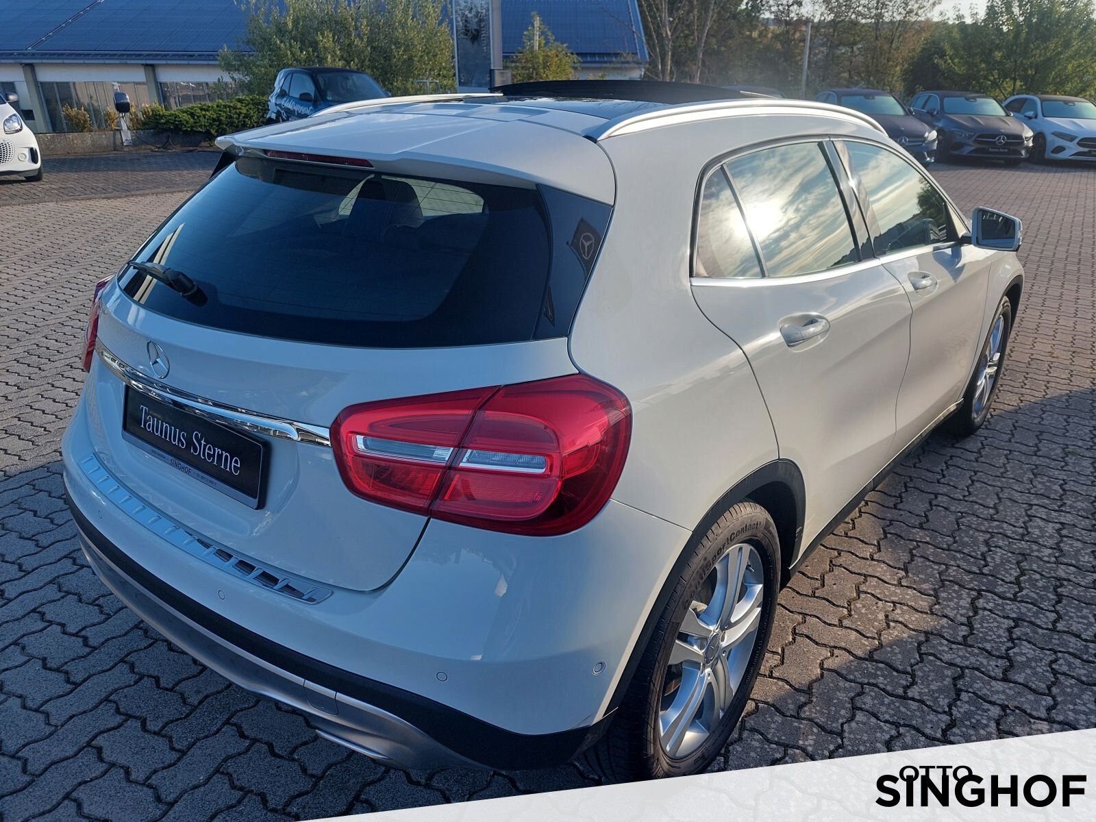 Fahrzeugabbildung Mercedes-Benz GLA 180 Urban +AHK+Pano+Xenon+PDC+Navi+SHZ+Klima