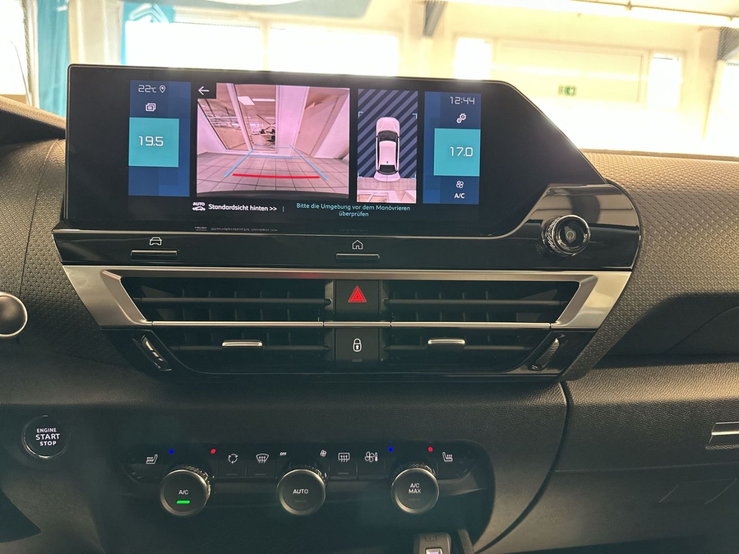 Fahrzeugabbildung Citroën C4 e- Shine 100 Navi 360 Kamera SHZ CarPlay DAB