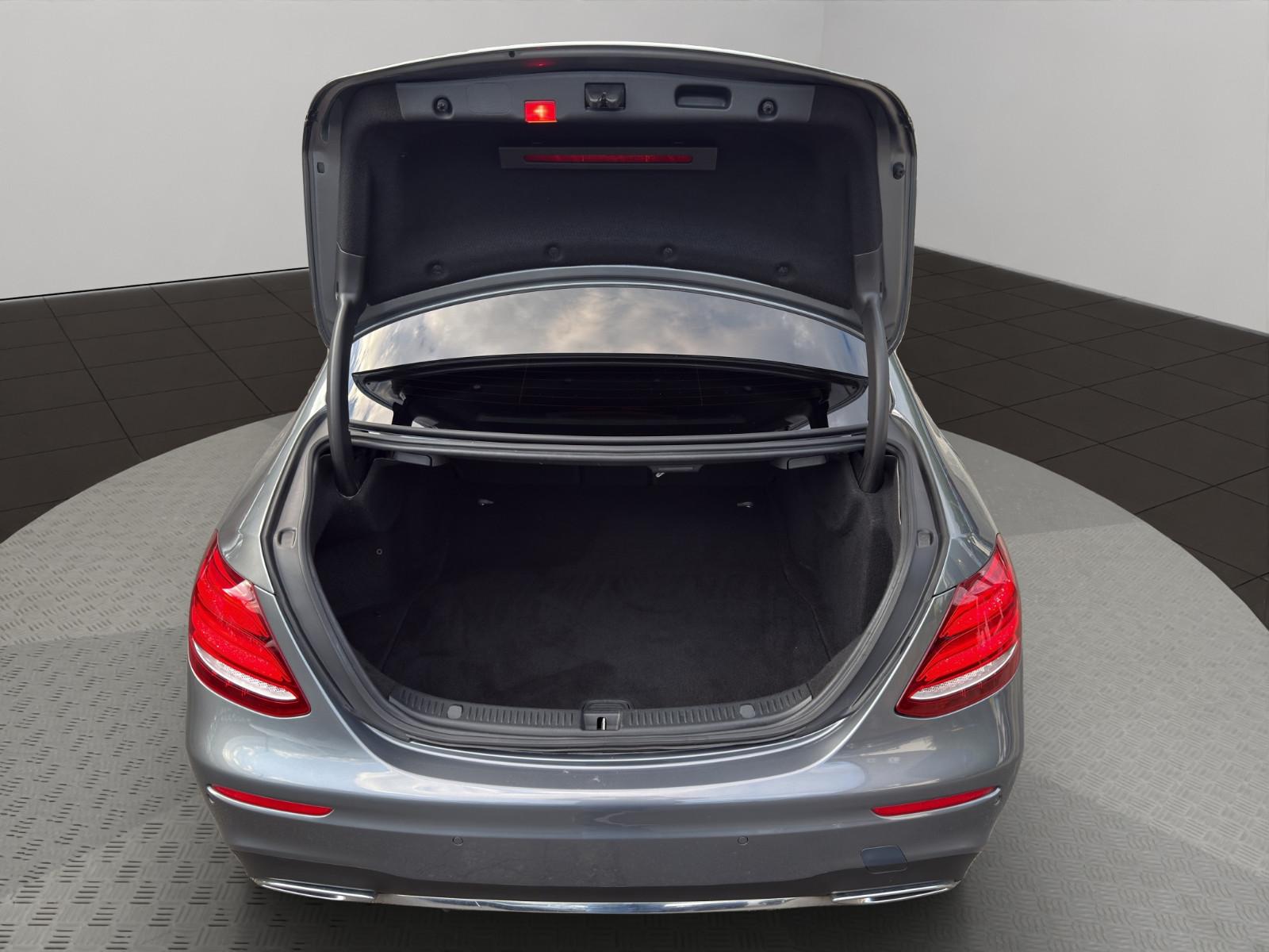 Mercedes-Benz E 220d AMG 9G SHD MULTIB NAVI TOTW CAM TEMP