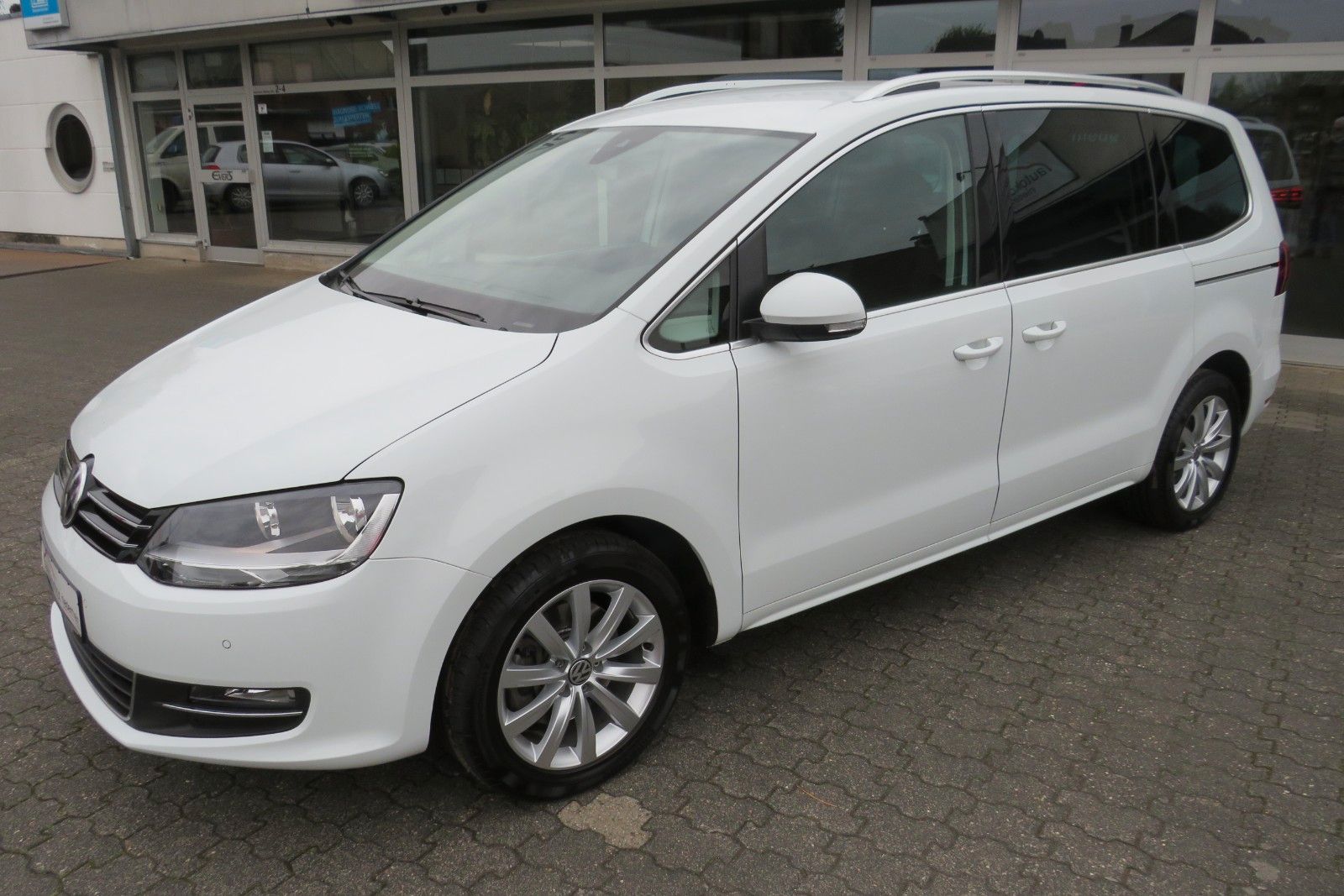 Fahrzeugabbildung Volkswagen Sharan Highline 7-SITZE AHK NAVI ACC 1.HAND