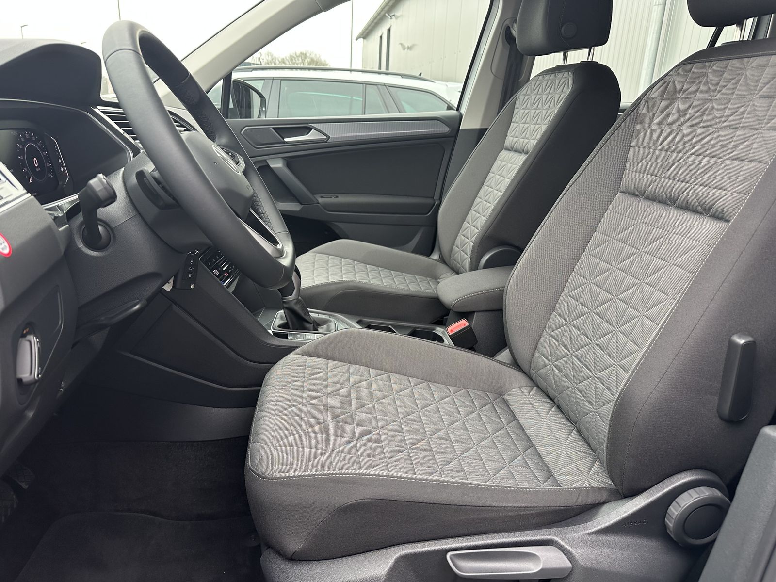 Fahrzeugabbildung Volkswagen Tiguan 1.4 TSI eHybrid Life NAV+LED+CARPLAY+ACC