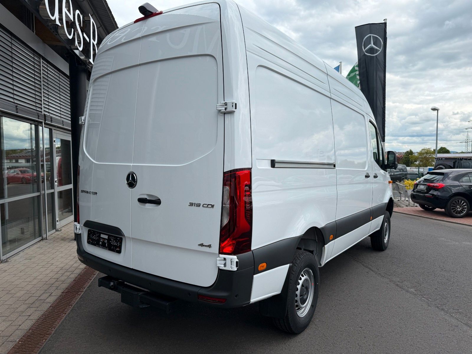 Fahrzeugabbildung Mercedes-Benz Sprinter 319 CDI 4x4 3665 DISTRONIC AHK LED