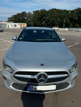 Mercedes-Benz Mercedes Benz A-Klasse 220 - Mercedes-Benz E 220 mit Benzin-Antrieb: Automatik