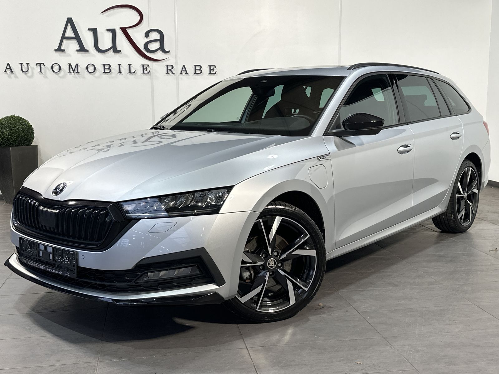 Fahrzeugabbildung SKODA Octavia Combi iV DSG Sportline NAV+LED+PANO+VC