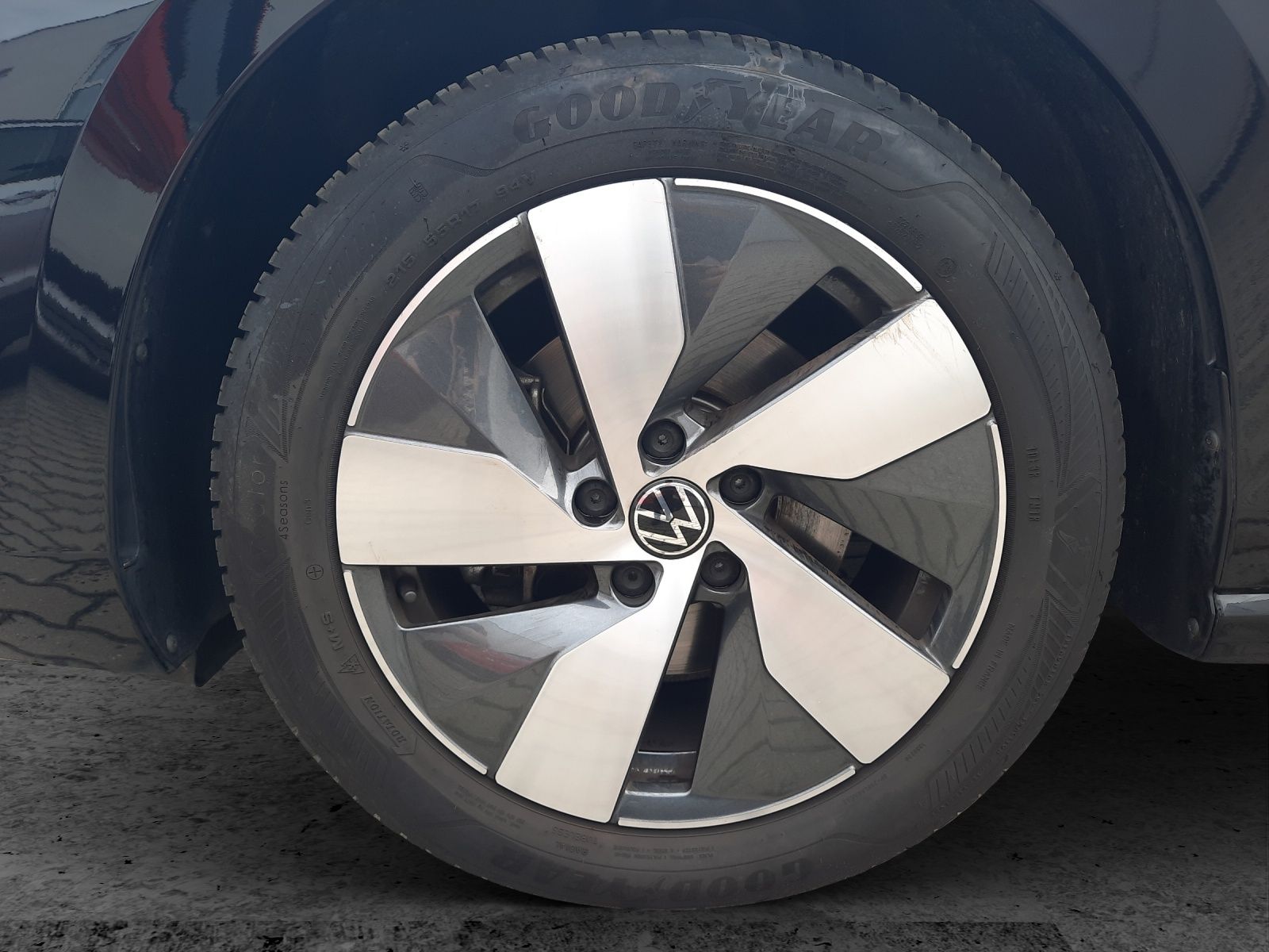 Fahrzeugabbildung Volkswagen Passat Variant eTSI Business DSG LED AHK Navi AI