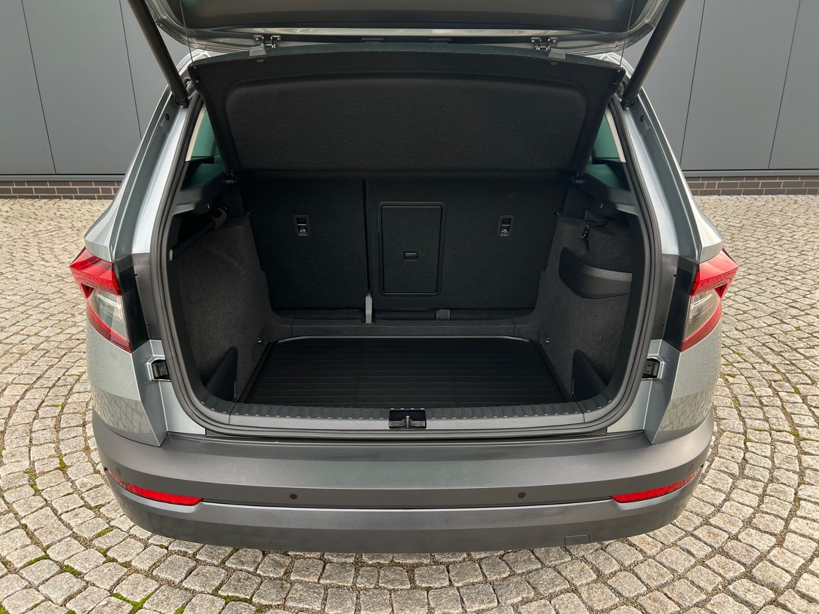 Fahrzeugabbildung SKODA Karoq Clever 2.0 TDI *TravelAssist, Navi, KESSY*