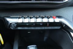 Fahrzeugabbildung Peugeot 5008 Allure 1.2T NAVI/LED/PDC/AHK/7-SITZER/TEMPO