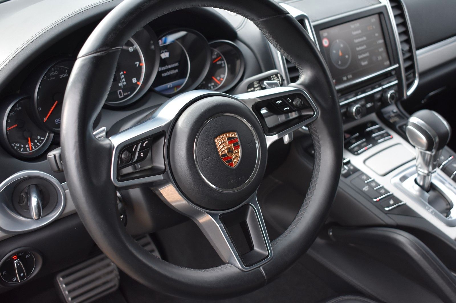 Fahrzeugabbildung Porsche Cayenne Turbo Panorama AHK Sport Chrono Keramik
