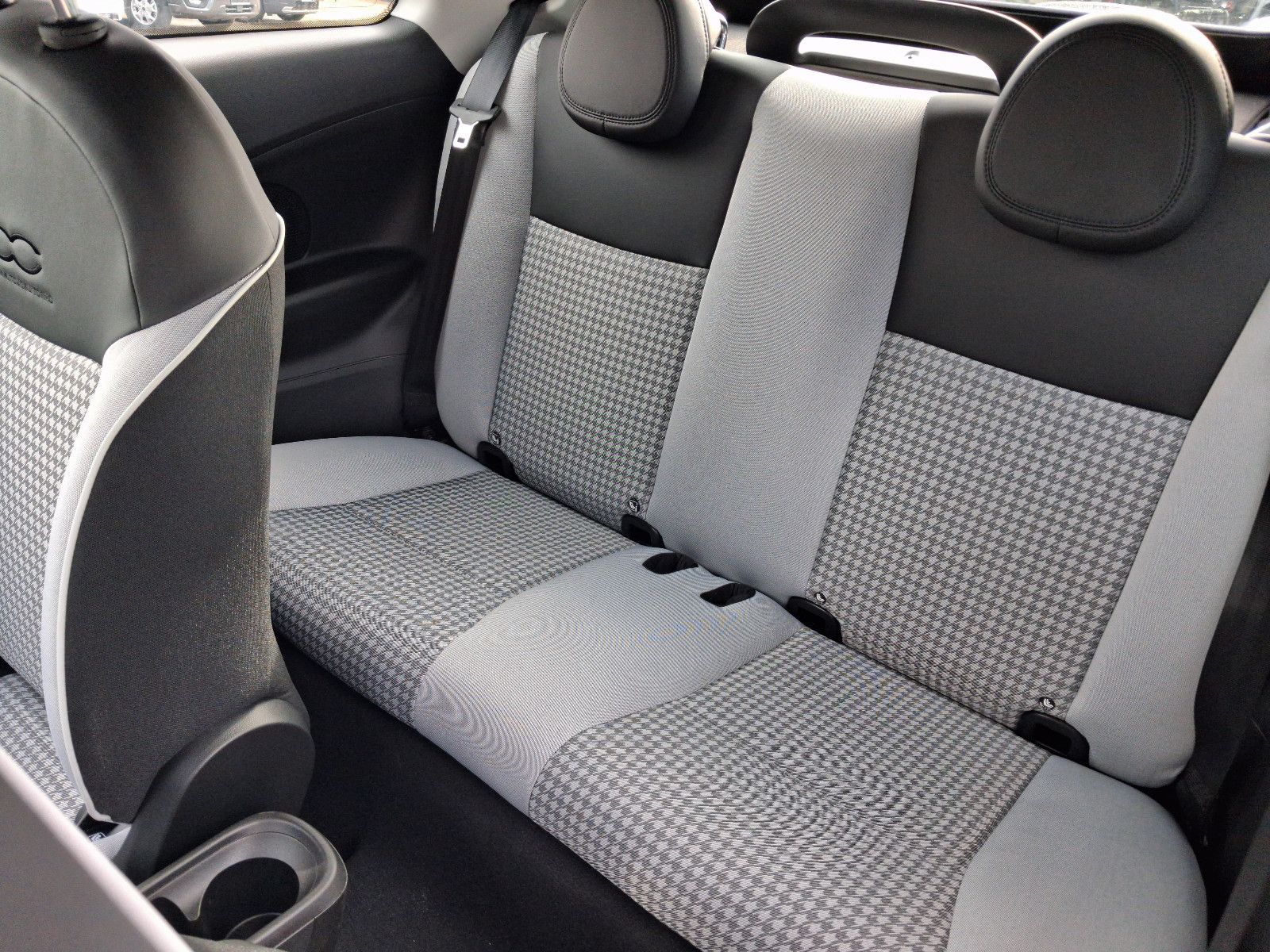 Fahrzeugabbildung Fiat 500 1.0 Hybrid FireFly 48 kW Dolcevita