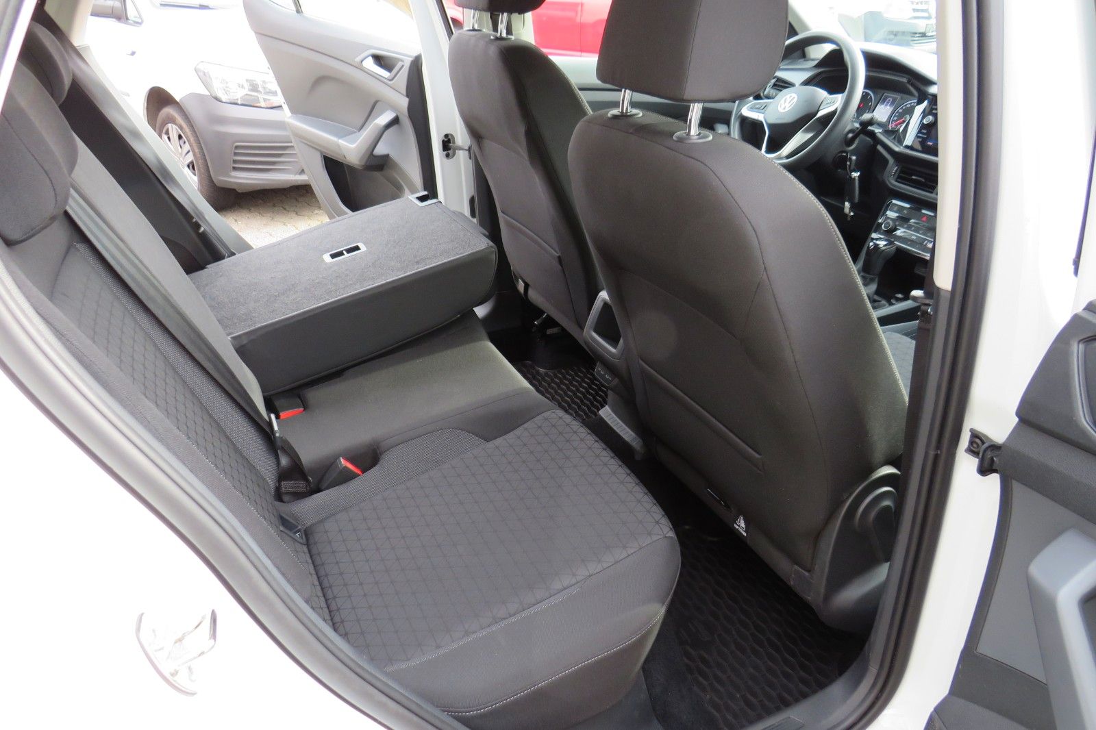 Fahrzeugabbildung Volkswagen T-Cross Life DSG PDC TELVOR SITZH. 1H.